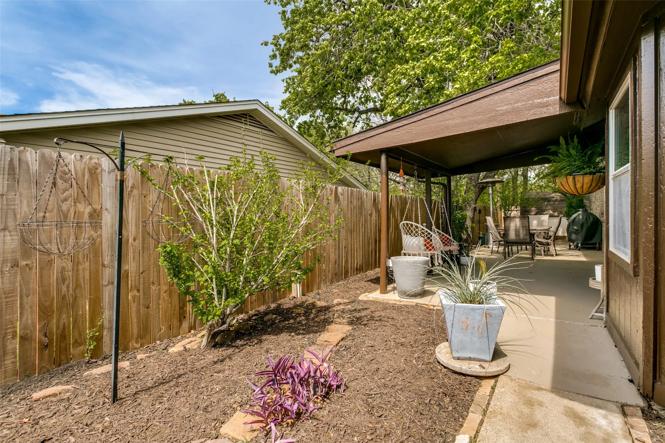 Single Family Residence For Sale in Tarrant County , 6917 Smithfield Road, North Richland Hills, Texas 76182, 3 Bedroom, 2 Bathroom, 2 Garage spaces, 1,507 Sqft, built in 1979, mls#21384687, Real Estate Agent in North Richland Hills, Homes For Sale in Tarrant county, Homes For Sale in North Richland Hills, Realtor in North Richland Hills Texas, Real Estate Brokerage Independent Realty Texas, Luminita Cordes Realtor