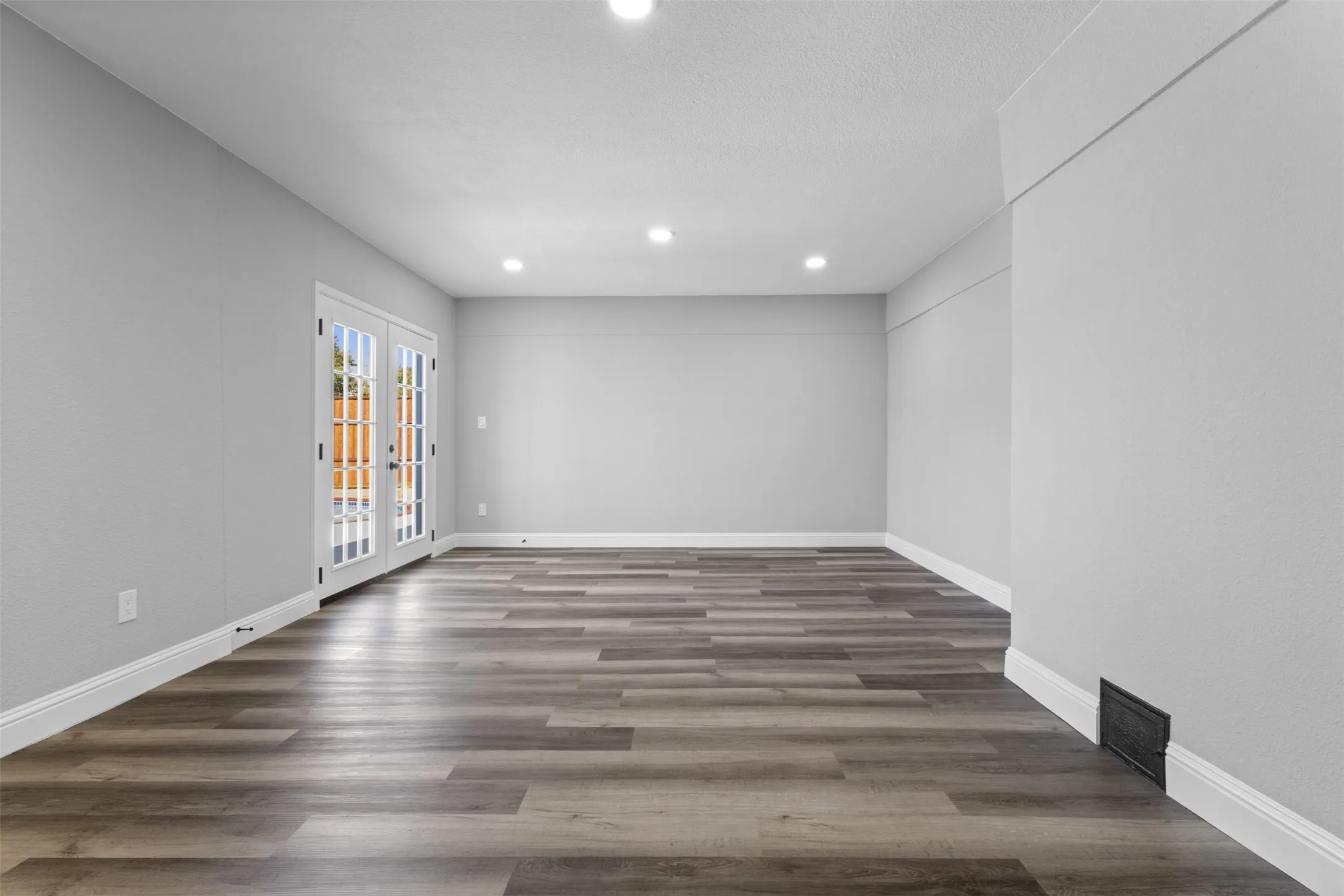 Single Family Residence For Sale in Dallas County , 1917 Provincetown Lane, Richardson, Texas 75080, 5 Bedroom, 3 Bathroom, Garage spaces, 2,526 Sqft, built in 1962, mls#21374210, Real Estate Agent in Richardson, Homes For Sale in Dallas county, Homes For Sale in Richardson, Realtor in Richardson Texas, Real Estate Brokerage Independent Realty Texas, Luminita Cordes Realtor