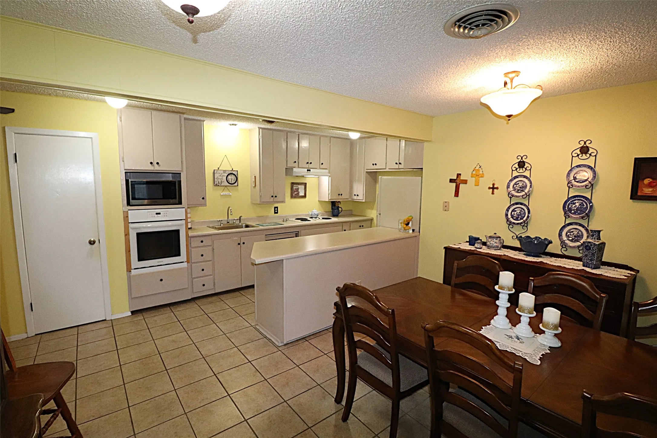 Single Family Residence For Sale in Jones County , 7126 FM 142, Stamford, Texas 79553, 4 Bedroom, 3 Bathroom, Garage spaces, 2,466 Sqft, built in 1969, mls#21383688, Real Estate Agent in Stamford, Homes For Sale in Jones county, Homes For Sale in Stamford, Realtor in Stamford Texas, Real Estate Brokerage Independent Realty Texas, Luminita Cordes Realtor