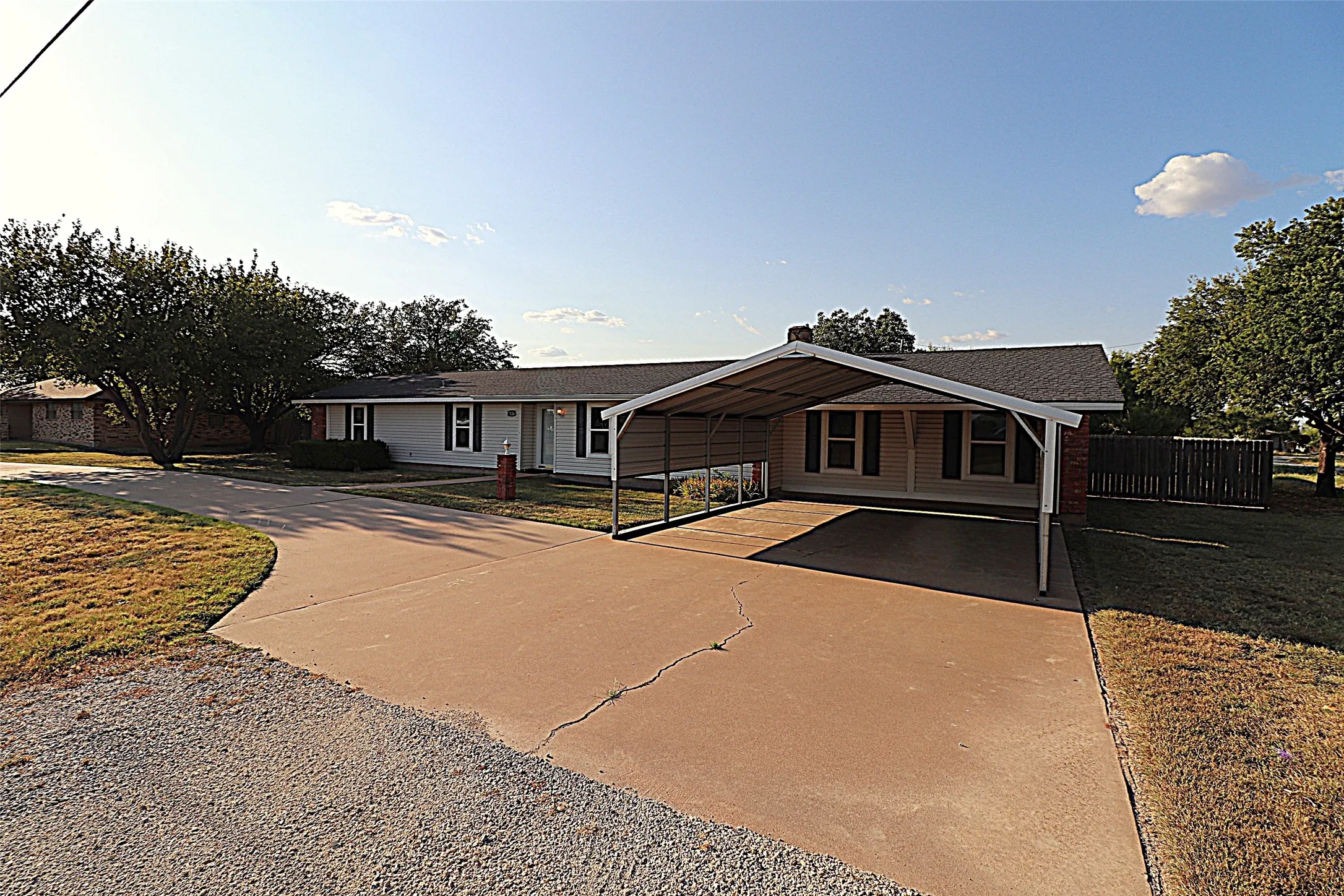 Single Family Residence For Sale in Jones County , 7126 FM 142, Stamford, Texas 79553, 4 Bedroom, 3 Bathroom, Garage spaces, 2,466 Sqft, built in 1969, mls#21383688, Real Estate Agent in Stamford, Homes For Sale in Jones county, Homes For Sale in Stamford, Realtor in Stamford Texas, Real Estate Brokerage Independent Realty Texas, Luminita Cordes Realtor