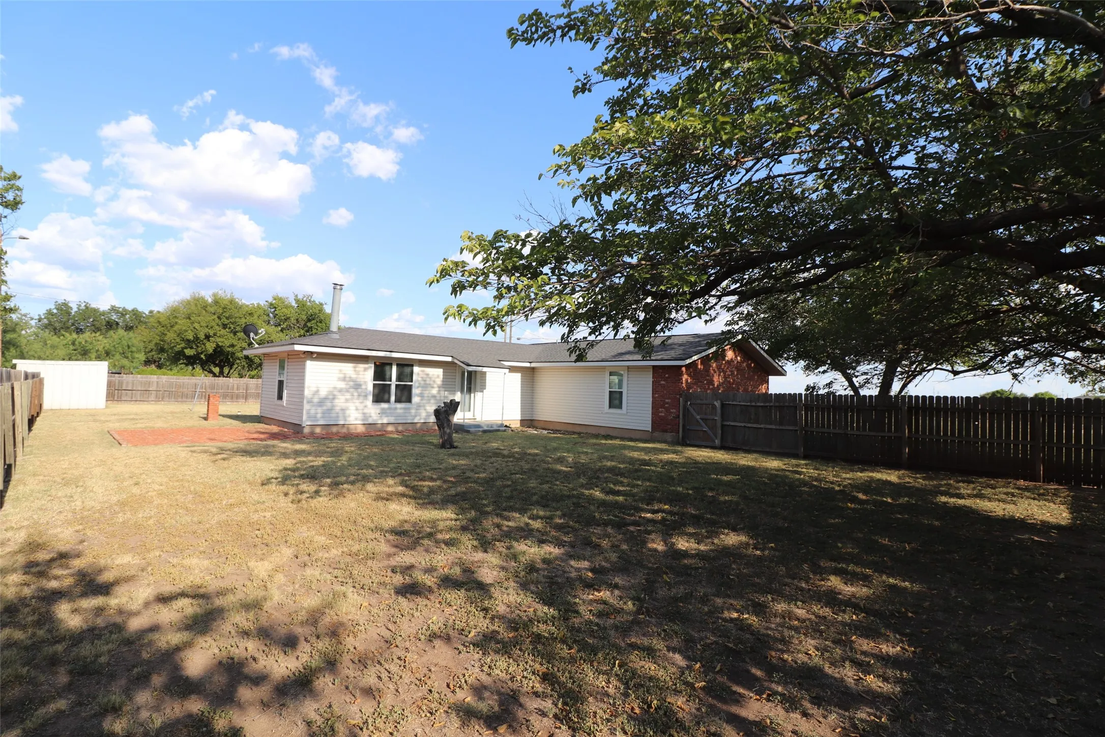 Single Family Residence For Sale in Jones County , 7126 FM 142, Stamford, Texas 79553, 4 Bedroom, 3 Bathroom, Garage spaces, 2,466 Sqft, built in 1969, mls#21383688, Real Estate Agent in Stamford, Homes For Sale in Jones county, Homes For Sale in Stamford, Realtor in Stamford Texas, Real Estate Brokerage Independent Realty Texas, Luminita Cordes Realtor