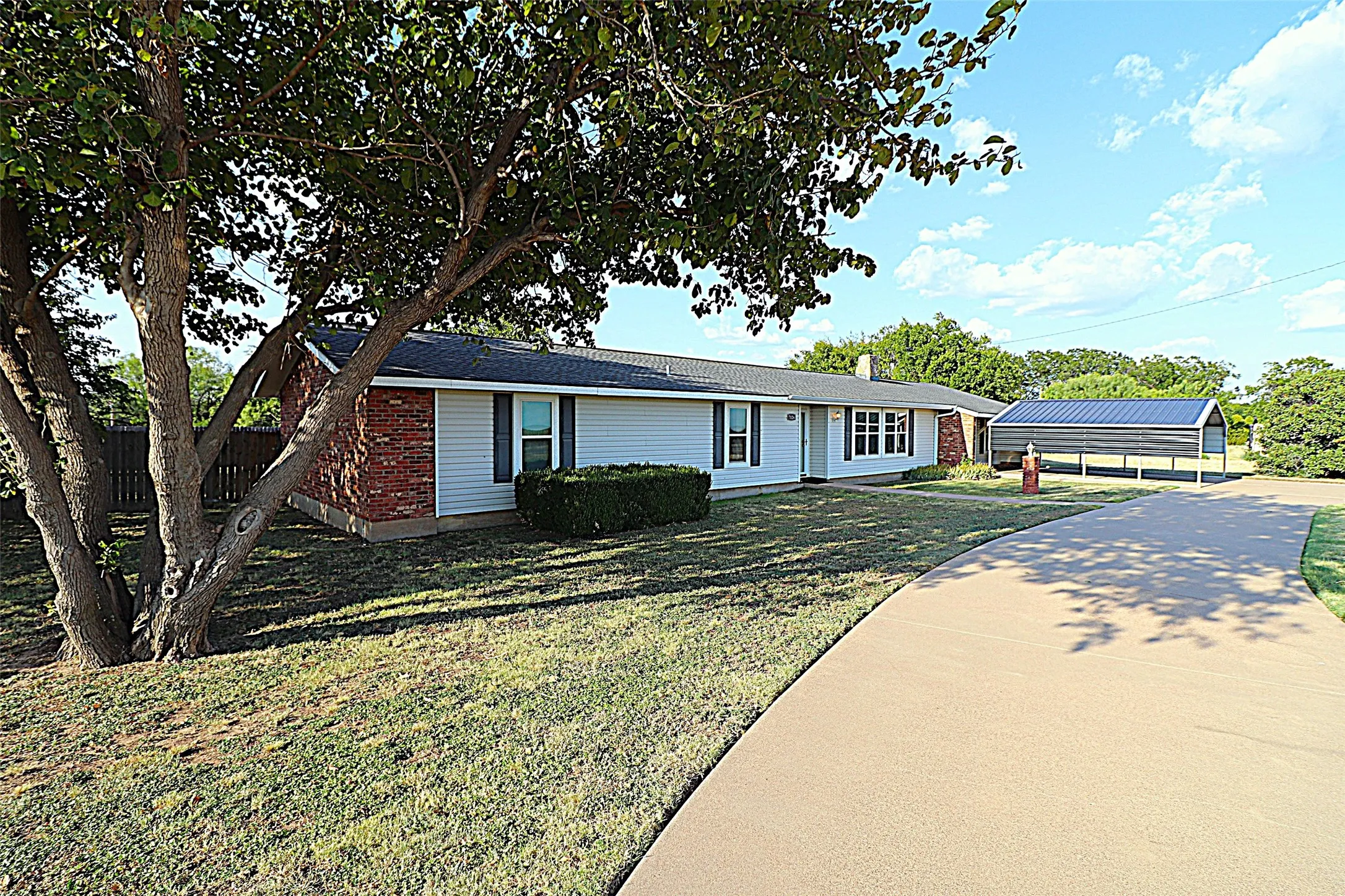 Single Family Residence For Sale in Jones County , 7126 FM 142, Stamford, Texas 79553, 4 Bedroom, 3 Bathroom, Garage spaces, 2,466 Sqft, built in 1969, mls#21383688, Real Estate Agent in Stamford, Homes For Sale in Jones county, Homes For Sale in Stamford, Realtor in Stamford Texas, Real Estate Brokerage Independent Realty Texas, Luminita Cordes Realtor