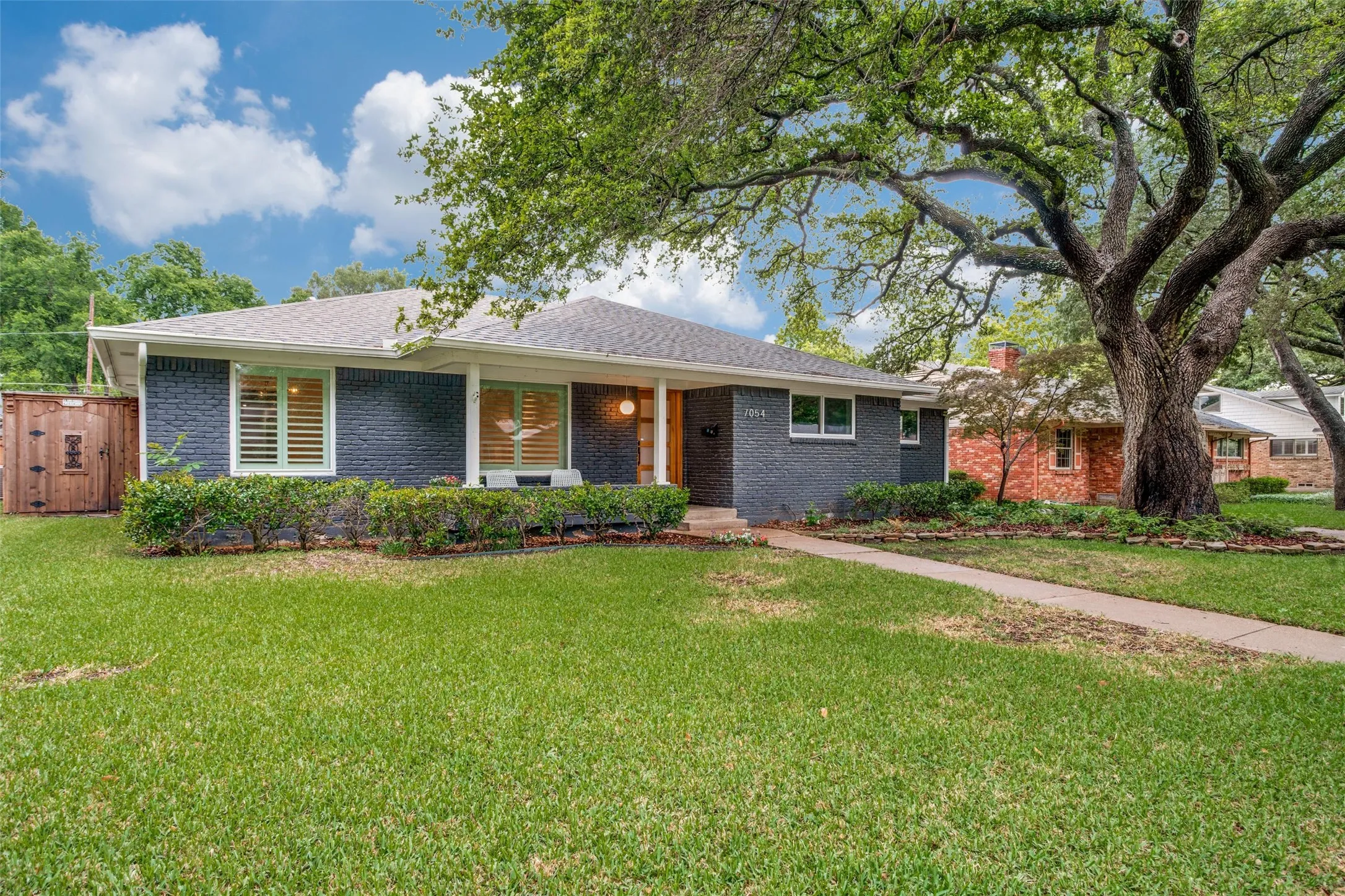 Single Family Residence For Sale in Dallas County , 7054 Arboreal Drive, Dallas, Texas 75231, 3 Bedroom, 3 Bathroom, 2 Garage spaces, 2,236 Sqft, built in 1963, mls#21382961, Real Estate Agent in Dallas, Homes For Sale in Dallas county, Homes For Sale in Dallas, Realtor in Dallas Texas, Real Estate Brokerage Independent Realty Texas, Luminita Cordes Realtor