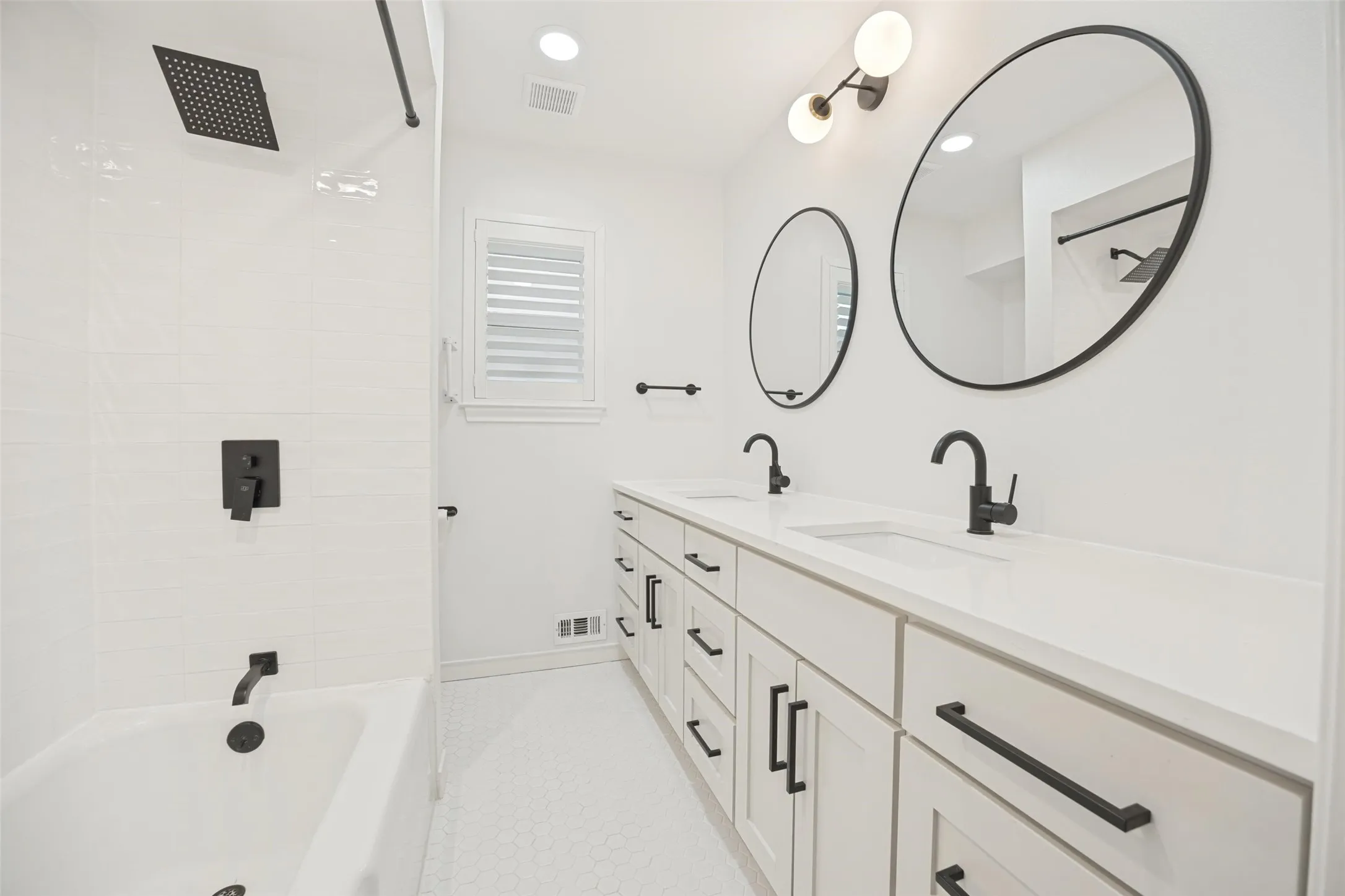 Single Family Residence For Sale in Dallas County , 7054 Arboreal Drive, Dallas, Texas 75231, 3 Bedroom, 3 Bathroom, 2 Garage spaces, 2,236 Sqft, built in 1963, mls#21382961, Real Estate Agent in Dallas, Homes For Sale in Dallas county, Homes For Sale in Dallas, Realtor in Dallas Texas, Real Estate Brokerage Independent Realty Texas, Luminita Cordes Realtor
