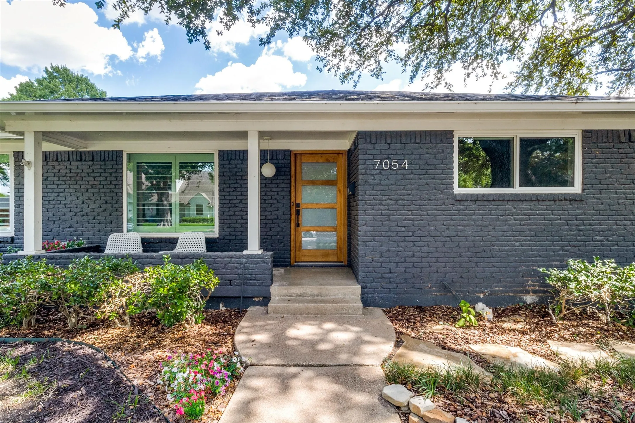 Single Family Residence For Sale in Dallas County , 7054 Arboreal Drive, Dallas, Texas 75231, 3 Bedroom, 3 Bathroom, 2 Garage spaces, 2,236 Sqft, built in 1963, mls#21382961, Real Estate Agent in Dallas, Homes For Sale in Dallas county, Homes For Sale in Dallas, Realtor in Dallas Texas, Real Estate Brokerage Independent Realty Texas, Luminita Cordes Realtor