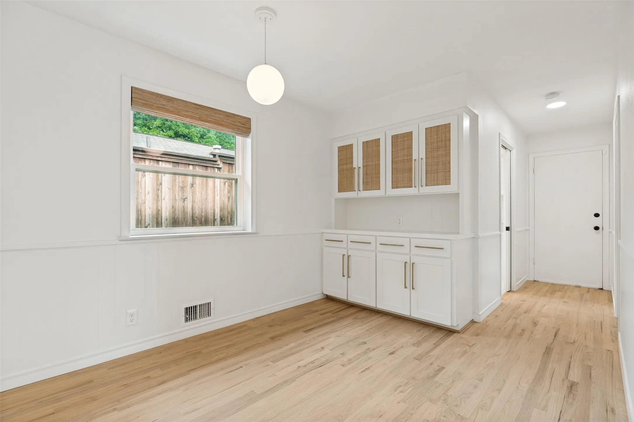 Single Family Residence For Sale in Dallas County , 7054 Arboreal Drive, Dallas, Texas 75231, 3 Bedroom, 3 Bathroom, 2 Garage spaces, 2,236 Sqft, built in 1963, mls#21382961, Real Estate Agent in Dallas, Homes For Sale in Dallas county, Homes For Sale in Dallas, Realtor in Dallas Texas, Real Estate Brokerage Independent Realty Texas, Luminita Cordes Realtor