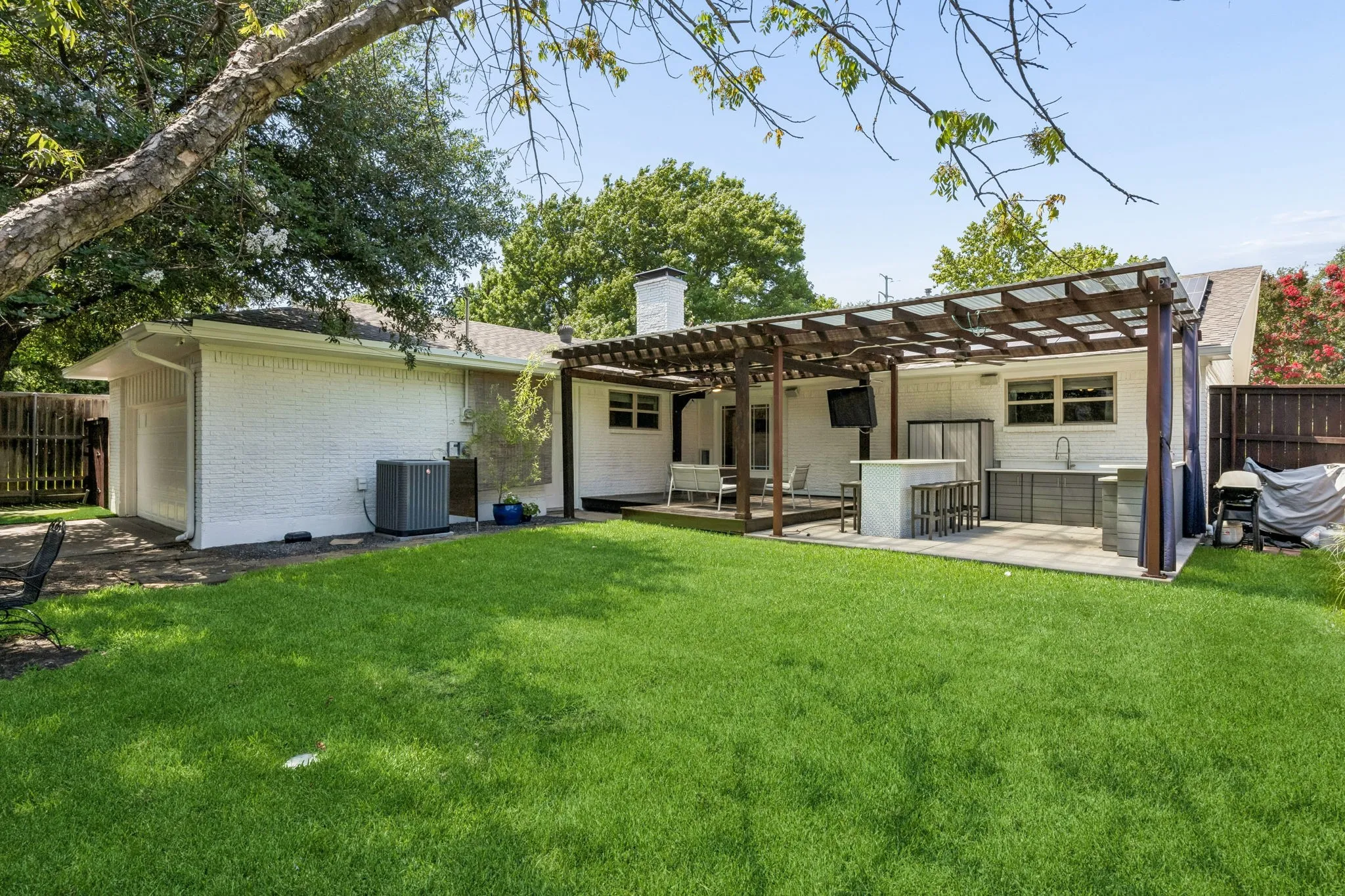 Single Family Residence For Sale in Dallas County , 9946 Vistadale Drive, Dallas, Texas 75238, 4 Bedroom, 3 Bathroom, 2 Garage spaces, 2,286 Sqft, built in 1966, mls#21382280, Real Estate Agent in Dallas, Homes For Sale in Dallas county, Homes For Sale in Dallas, Realtor in Dallas Texas, Real Estate Brokerage Independent Realty Texas, Luminita Cordes Realtor