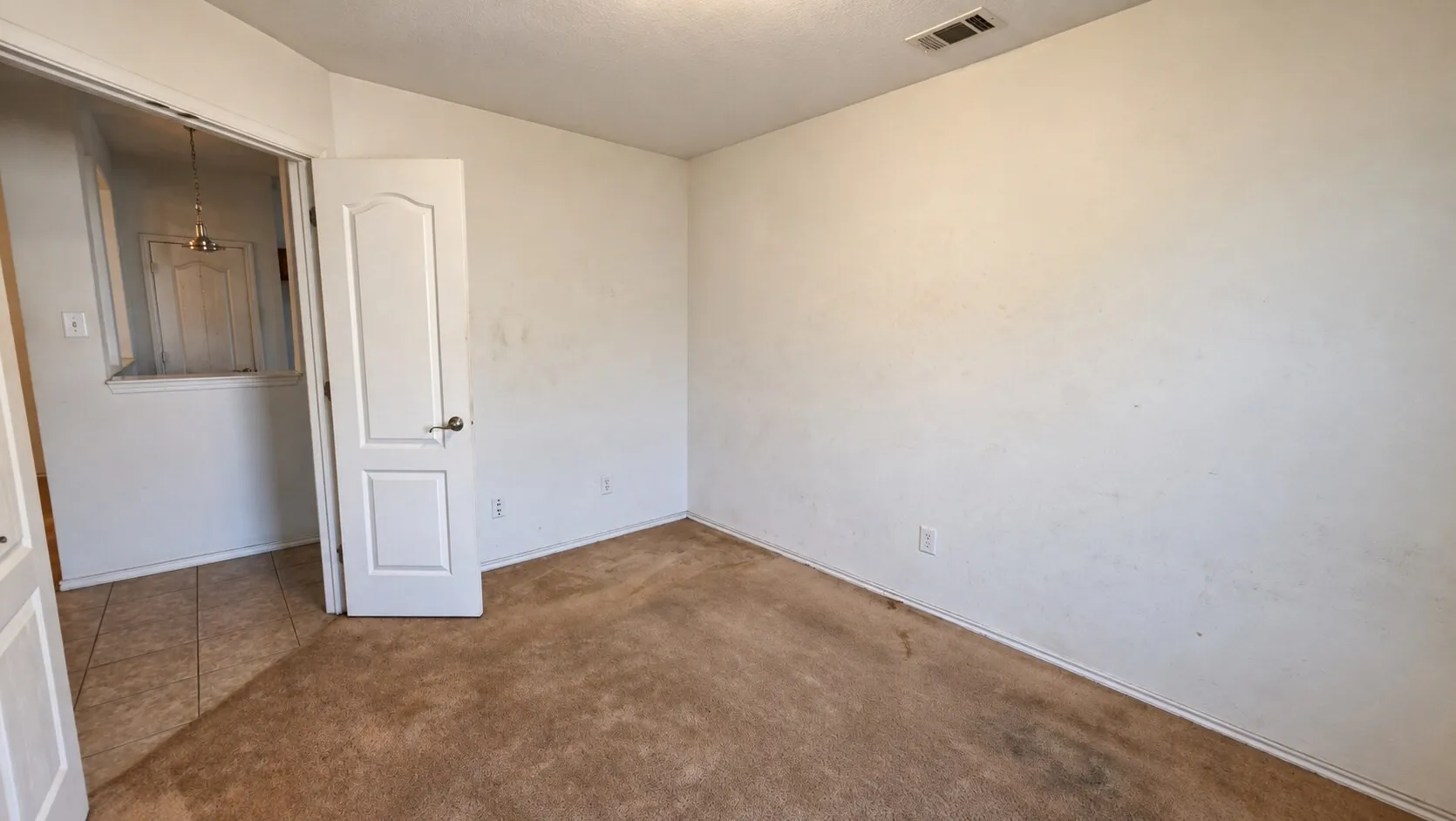 Single Family Residence For Sale in Tarrant County , 613 Redwing Drive, Saginaw, Texas 76131, 3 Bedroom, 2 Bathroom, 2 Garage spaces, 2,032 Sqft, built in 2006, mls#21382438, Real Estate Agent in Saginaw, Homes For Sale in Tarrant county, Homes For Sale in Saginaw, Realtor in Saginaw Texas, Real Estate Brokerage Independent Realty Texas, Luminita Cordes Realtor
