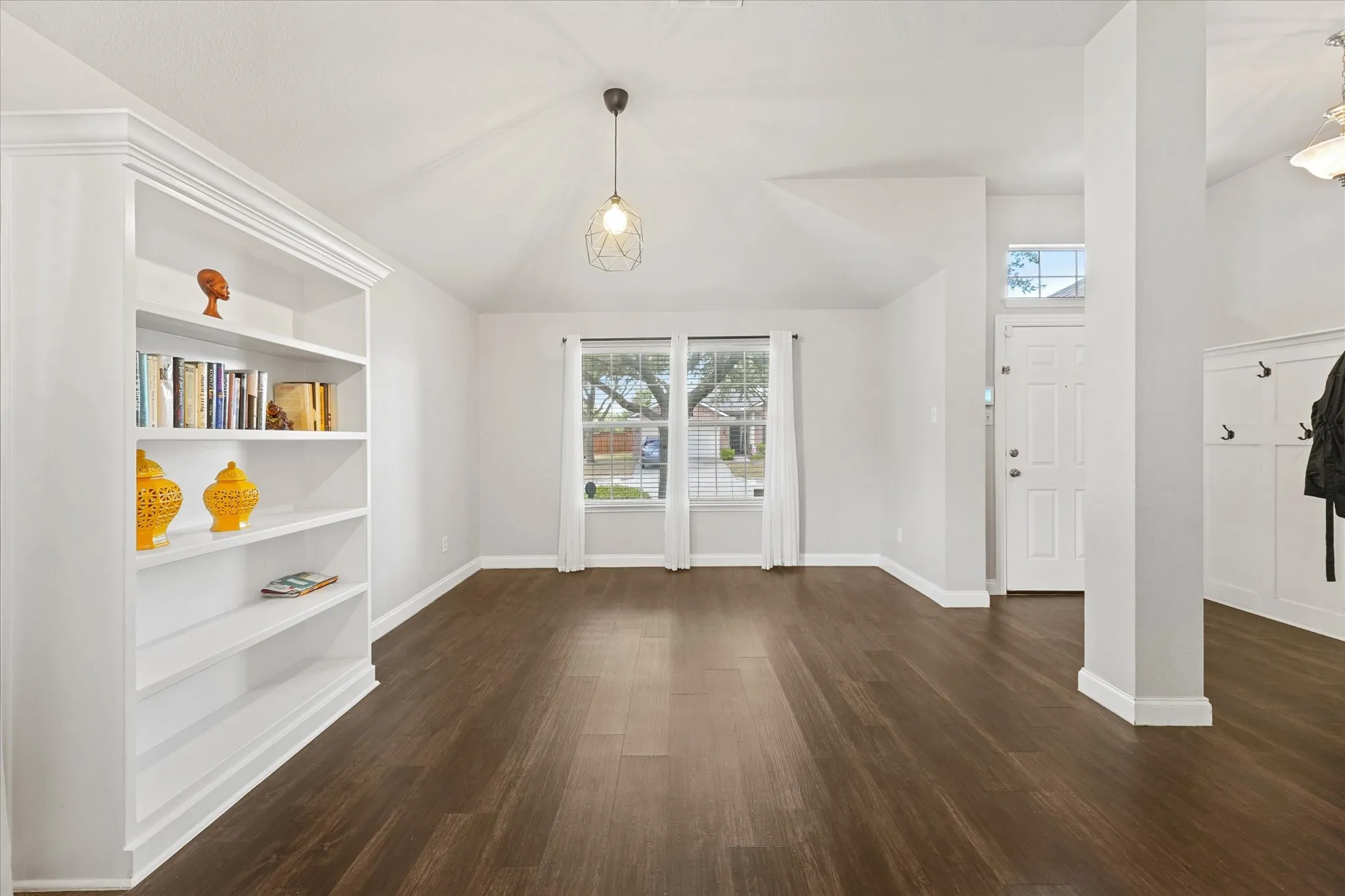 Single Family Residence For Sale in Tarrant County , 3271 Yeltes, Grand Prairie, Texas 75054, 4 Bedroom, 2 Bathroom, 2 Garage spaces, 2,070 Sqft, built in 2005, mls#21384702, Real Estate Agent in Grand Prairie, Homes For Sale in Tarrant county, Homes For Sale in Grand Prairie, Realtor in Grand Prairie Texas, Real Estate Brokerage Independent Realty Texas, Luminita Cordes Realtor