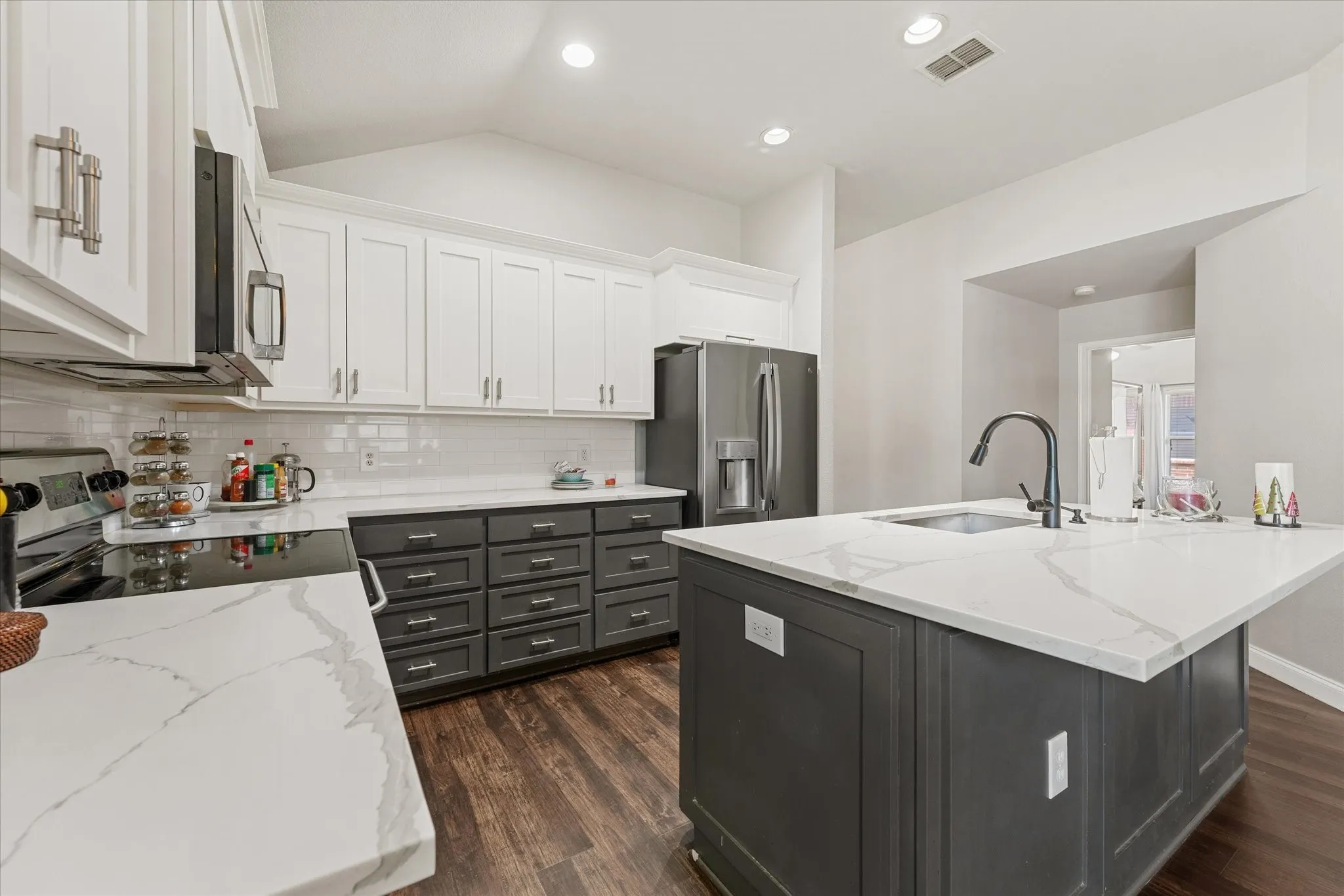 Single Family Residence For Sale in Tarrant County , 3271 Yeltes, Grand Prairie, Texas 75054, 4 Bedroom, 2 Bathroom, 2 Garage spaces, 2,070 Sqft, built in 2005, mls#21384702, Real Estate Agent in Grand Prairie, Homes For Sale in Tarrant county, Homes For Sale in Grand Prairie, Realtor in Grand Prairie Texas, Real Estate Brokerage Independent Realty Texas, Luminita Cordes Realtor