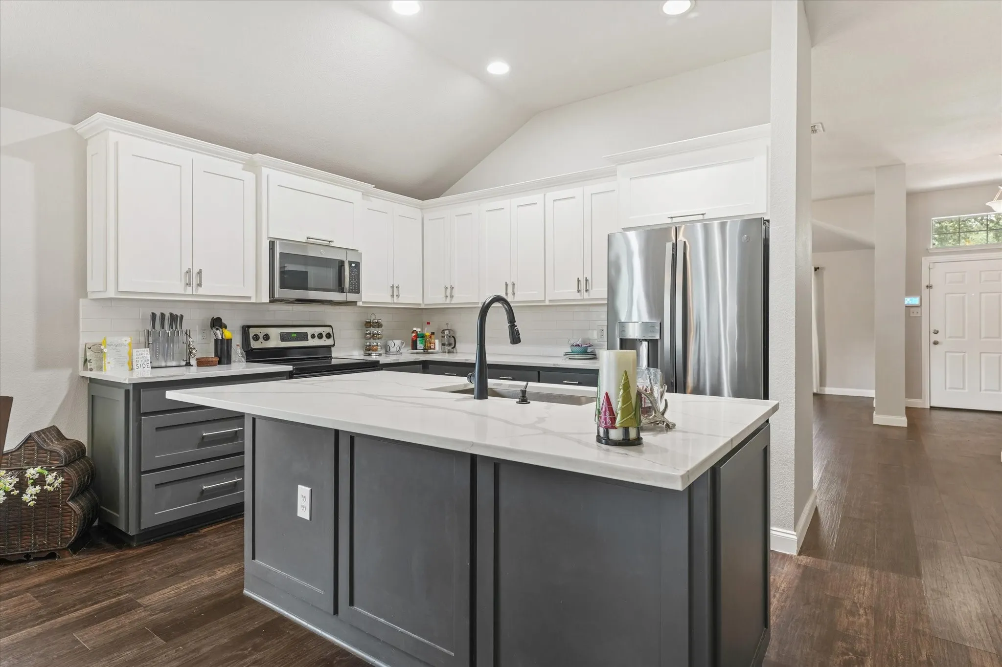 Single Family Residence For Sale in Tarrant County , 3271 Yeltes, Grand Prairie, Texas 75054, 4 Bedroom, 2 Bathroom, 2 Garage spaces, 2,070 Sqft, built in 2005, mls#21384702, Real Estate Agent in Grand Prairie, Homes For Sale in Tarrant county, Homes For Sale in Grand Prairie, Realtor in Grand Prairie Texas, Real Estate Brokerage Independent Realty Texas, Luminita Cordes Realtor
