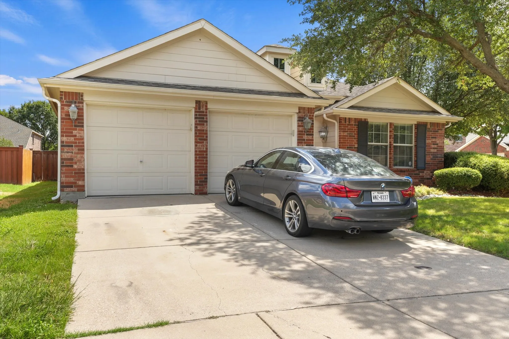 Single Family Residence For Sale in Tarrant County , 3271 Yeltes, Grand Prairie, Texas 75054, 4 Bedroom, 2 Bathroom, 2 Garage spaces, 2,070 Sqft, built in 2005, mls#21384702, Real Estate Agent in Grand Prairie, Homes For Sale in Tarrant county, Homes For Sale in Grand Prairie, Realtor in Grand Prairie Texas, Real Estate Brokerage Independent Realty Texas, Luminita Cordes Realtor