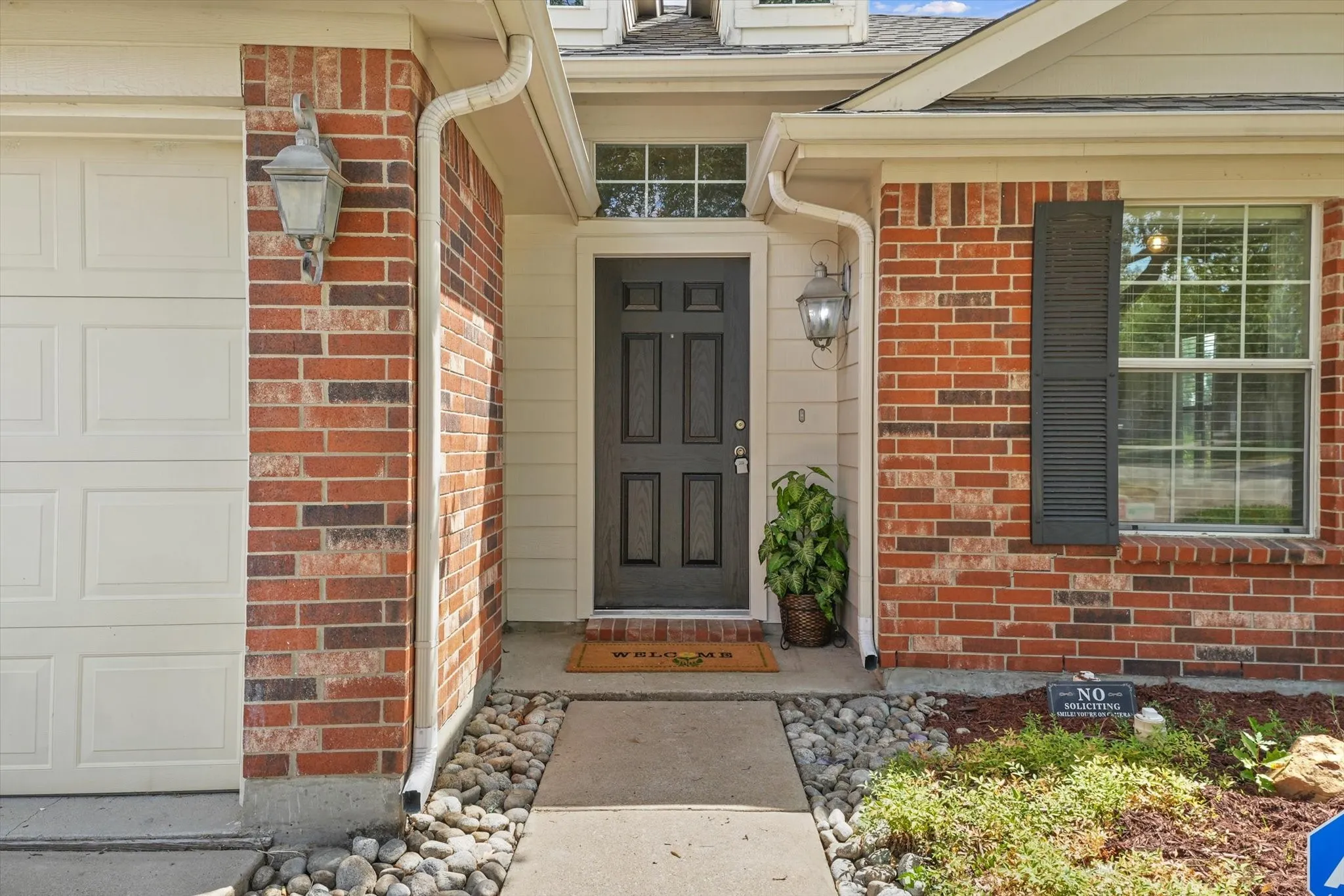 Single Family Residence For Sale in Tarrant County , 3271 Yeltes, Grand Prairie, Texas 75054, 4 Bedroom, 2 Bathroom, 2 Garage spaces, 2,070 Sqft, built in 2005, mls#21384702, Real Estate Agent in Grand Prairie, Homes For Sale in Tarrant county, Homes For Sale in Grand Prairie, Realtor in Grand Prairie Texas, Real Estate Brokerage Independent Realty Texas, Luminita Cordes Realtor