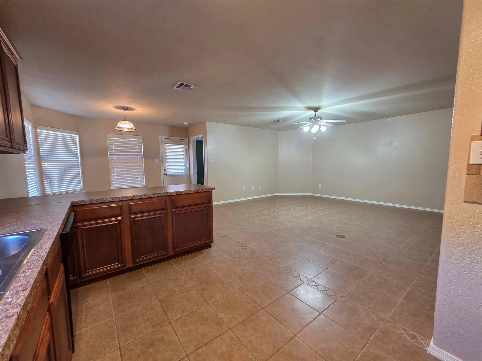 Single Family Residence For Rent in Kaufman County , 2007 Samantha Lane, Heartland, Texas 75126, 3 Bedroom, 2 Bathroom, 3 Garage spaces, 1,614 Sqft, built in 2010, mls#21384618, Real Estate Agent in Heartland, Homes For Rent in Kaufman county, Homes For Rent in Heartland, Realtor in Heartland Texas, Real Estate Brokerage Independent Realty Texas, Luminita Cordes Realtor