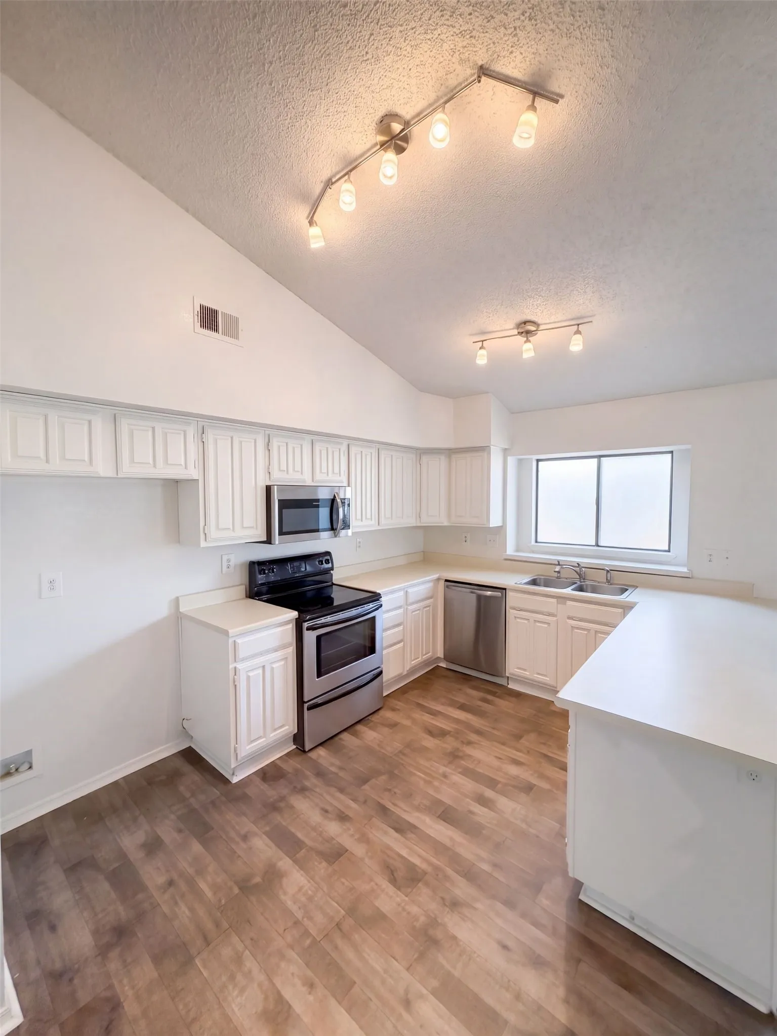 Single Family Residence For Sale in Denton County , 4636 Archer Drive, The Colony, Texas 75056, 3 Bedroom, 2 Bathroom, 2 Garage spaces, 1,900 Sqft, built in 1985, mls#21384704, Real Estate Agent in The Colony, Homes For Sale in Denton county, Homes For Sale in The Colony, Realtor in The Colony Texas, Real Estate Brokerage Independent Realty Texas, Luminita Cordes Realtor