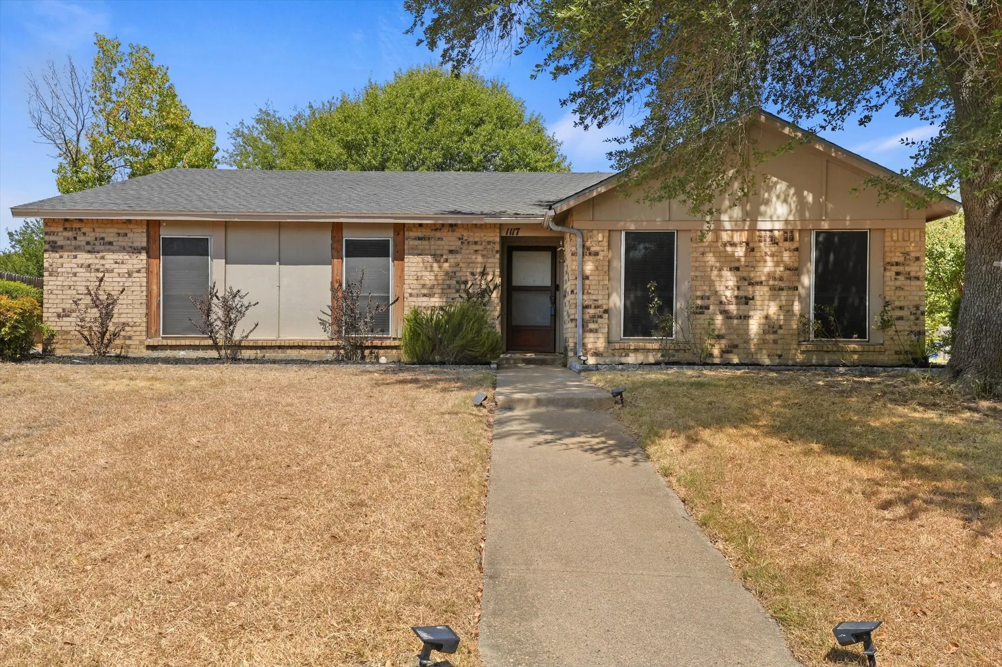 Single Family Residence For Sale in Dallas County , 1117 Southridge Drive, Lancaster, Texas 75146, 3 Bedroom, 2 Bathroom, 2 Garage spaces, 1,608 Sqft, built in 1980, mls#21384525, Real Estate Agent in Lancaster, Homes For Sale in Dallas county, Homes For Sale in Lancaster, Realtor in Lancaster Texas, Real Estate Brokerage Independent Realty Texas, Luminita Cordes Realtor