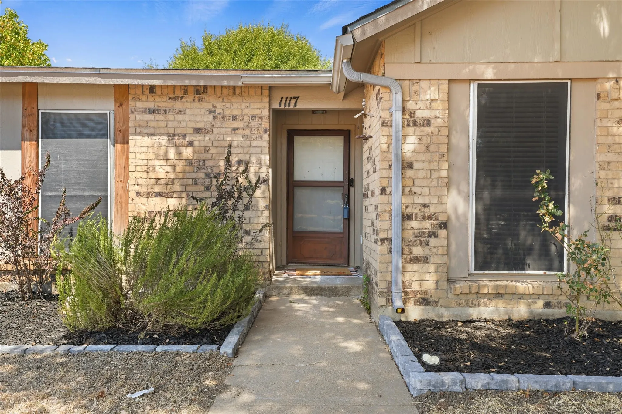 Single Family Residence For Sale in Dallas County , 1117 Southridge Drive, Lancaster, Texas 75146, 3 Bedroom, 2 Bathroom, 2 Garage spaces, 1,608 Sqft, built in 1980, mls#21384525, Real Estate Agent in Lancaster, Homes For Sale in Dallas county, Homes For Sale in Lancaster, Realtor in Lancaster Texas, Real Estate Brokerage Independent Realty Texas, Luminita Cordes Realtor