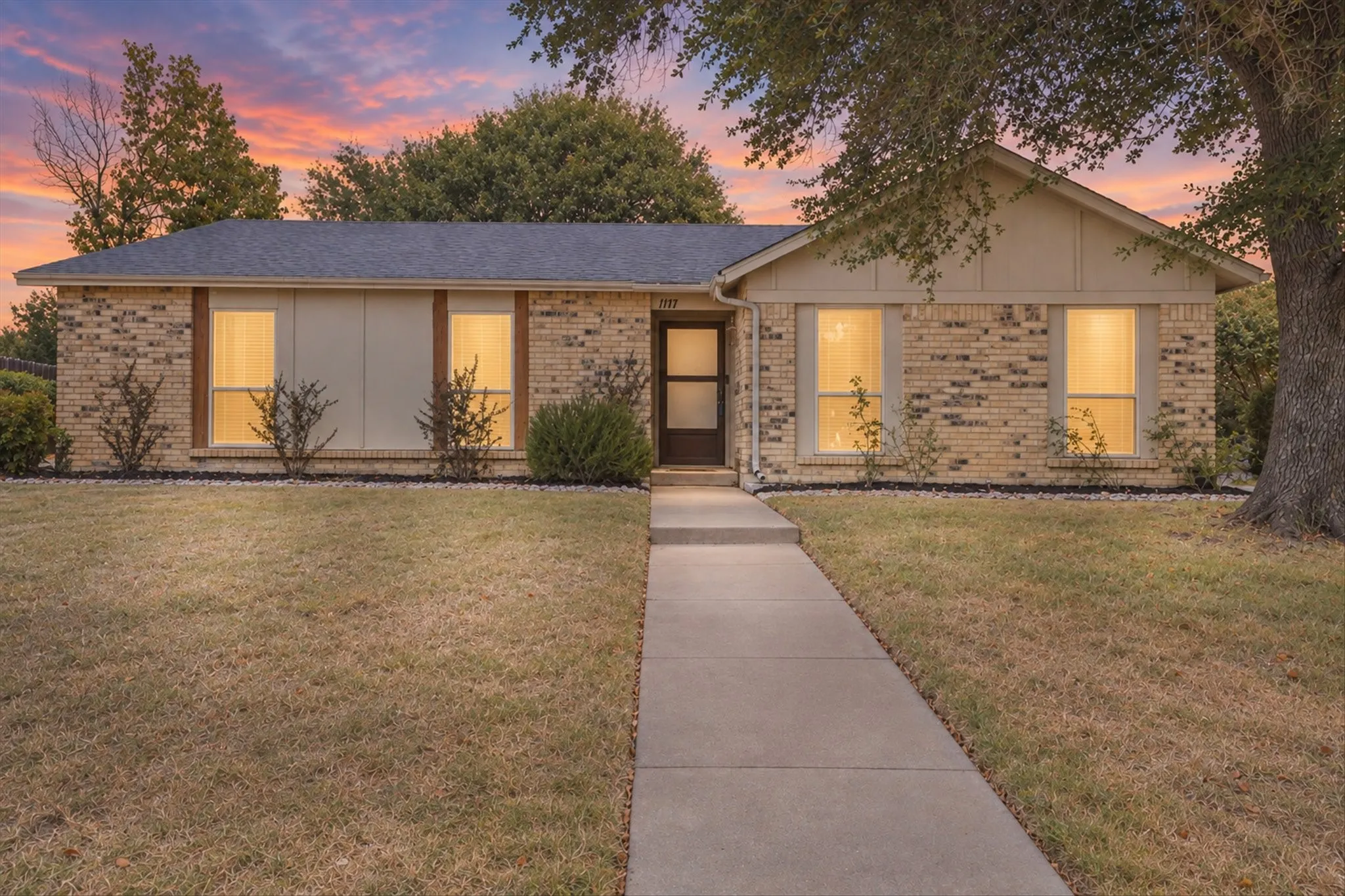 Single Family Residence For Sale in Dallas County , 1117 Southridge Drive, Lancaster, Texas 75146, 3 Bedroom, 2 Bathroom, 2 Garage spaces, 1,608 Sqft, built in 1980, mls#21384525, Real Estate Agent in Lancaster, Homes For Sale in Dallas county, Homes For Sale in Lancaster, Realtor in Lancaster Texas, Real Estate Brokerage Independent Realty Texas, Luminita Cordes Realtor