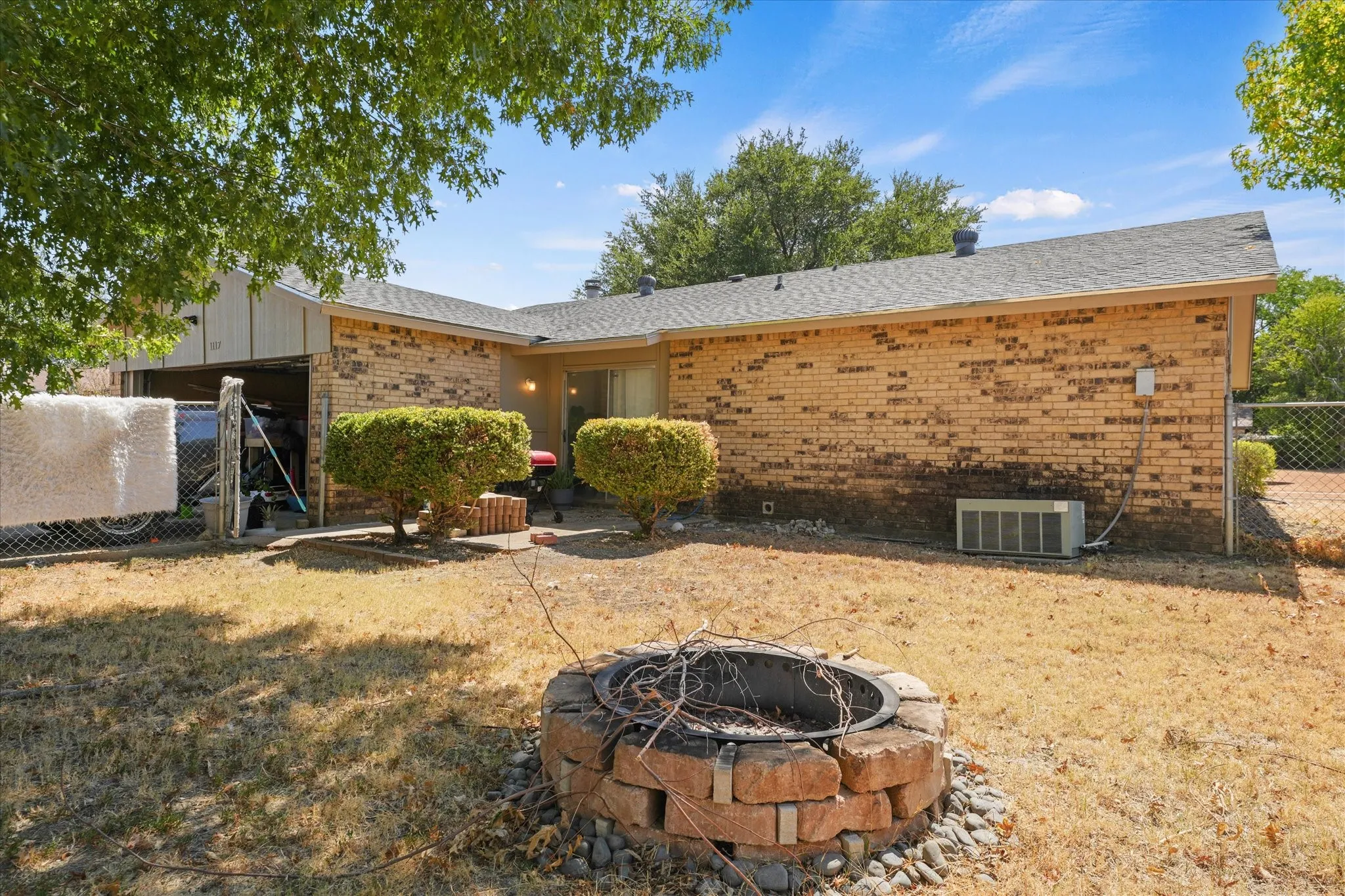 Single Family Residence For Sale in Dallas County , 1117 Southridge Drive, Lancaster, Texas 75146, 3 Bedroom, 2 Bathroom, 2 Garage spaces, 1,608 Sqft, built in 1980, mls#21384525, Real Estate Agent in Lancaster, Homes For Sale in Dallas county, Homes For Sale in Lancaster, Realtor in Lancaster Texas, Real Estate Brokerage Independent Realty Texas, Luminita Cordes Realtor