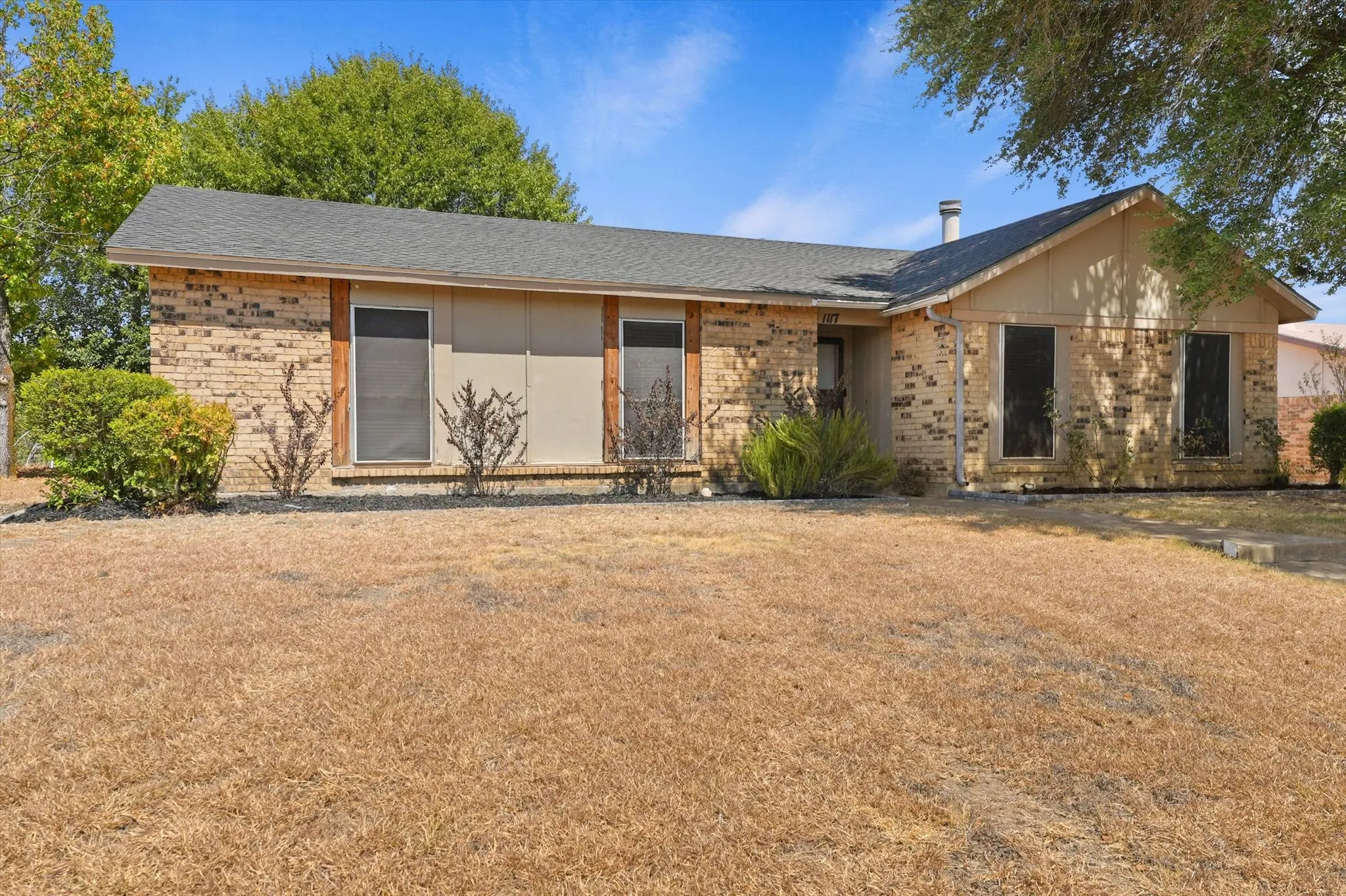 Single Family Residence For Sale in Dallas County , 1117 Southridge Drive, Lancaster, Texas 75146, 3 Bedroom, 2 Bathroom, 2 Garage spaces, 1,608 Sqft, built in 1980, mls#21384525, Real Estate Agent in Lancaster, Homes For Sale in Dallas county, Homes For Sale in Lancaster, Realtor in Lancaster Texas, Real Estate Brokerage Independent Realty Texas, Luminita Cordes Realtor