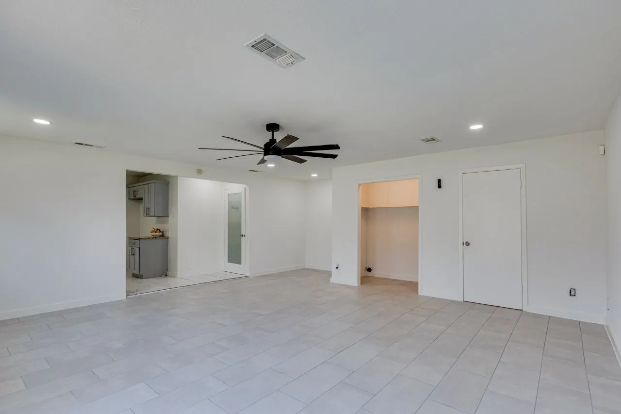 Single Family Residence For Sale in Dallas County , 3831 Black Oak Drive, Dallas, Texas 75241, 3 Bedroom, 2 Bathroom, 1 Garage spaces, 1,455 Sqft, built in 1959, mls#21384715, Real Estate Agent in Dallas, Homes For Sale in Dallas county, Homes For Sale in Dallas, Realtor in Dallas Texas, Real Estate Brokerage Independent Realty Texas, Luminita Cordes Realtor