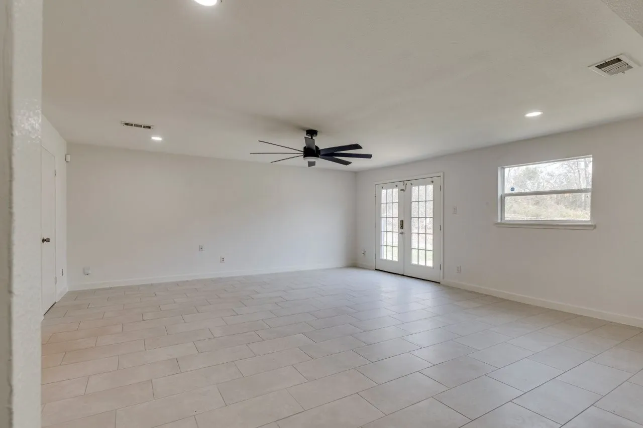 Single Family Residence For Sale in Dallas County , 3831 Black Oak Drive, Dallas, Texas 75241, 3 Bedroom, 2 Bathroom, 1 Garage spaces, 1,455 Sqft, built in 1959, mls#21384715, Real Estate Agent in Dallas, Homes For Sale in Dallas county, Homes For Sale in Dallas, Realtor in Dallas Texas, Real Estate Brokerage Independent Realty Texas, Luminita Cordes Realtor
