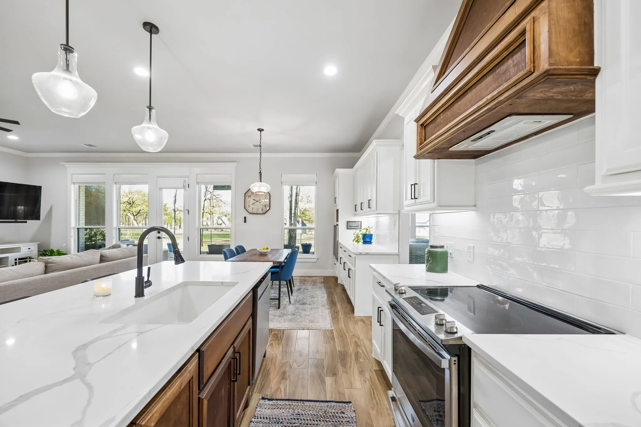 Single Family Residence For Sale in Henderson County , 207 Colonial Drive, Mabank, Texas 75156, 3 Bedroom, 3 Bathroom, 2 Garage spaces, 2,328 Sqft, built in 2022, mls#21384635, Real Estate Agent in Mabank, Homes For Sale in Henderson county, Homes For Sale in Mabank, Realtor in Mabank Texas, Real Estate Brokerage Independent Realty Texas, Luminita Cordes Realtor