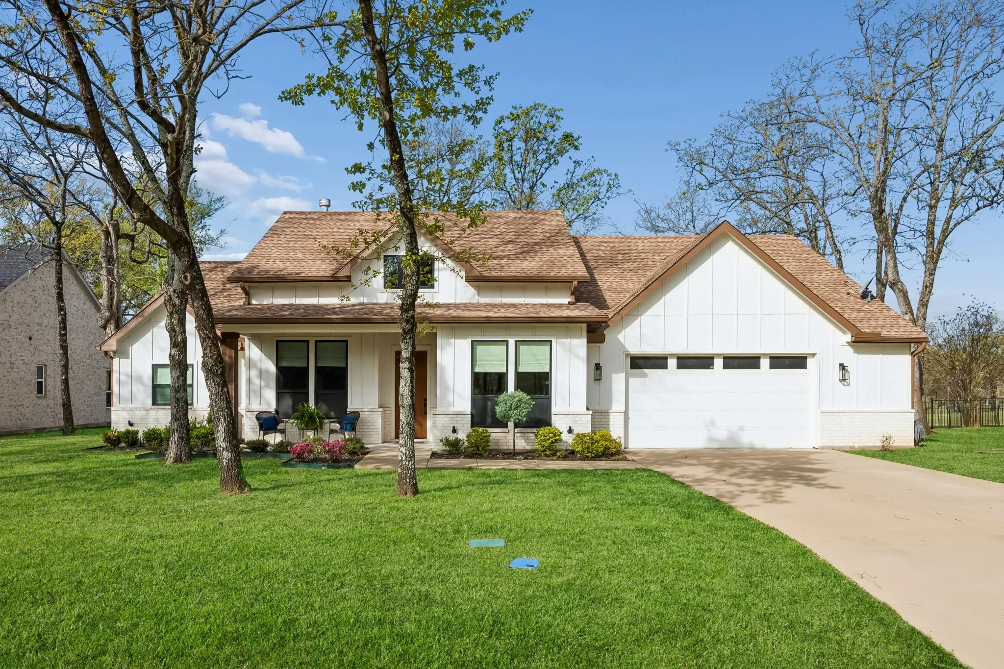 Single Family Residence For Sale in Henderson County , 207 Colonial Drive, Mabank, Texas 75156, 3 Bedroom, 3 Bathroom, 2 Garage spaces, 2,328 Sqft, built in 2022, mls#21384635, Real Estate Agent in Mabank, Homes For Sale in Henderson county, Homes For Sale in Mabank, Realtor in Mabank Texas, Real Estate Brokerage Independent Realty Texas, Luminita Cordes Realtor