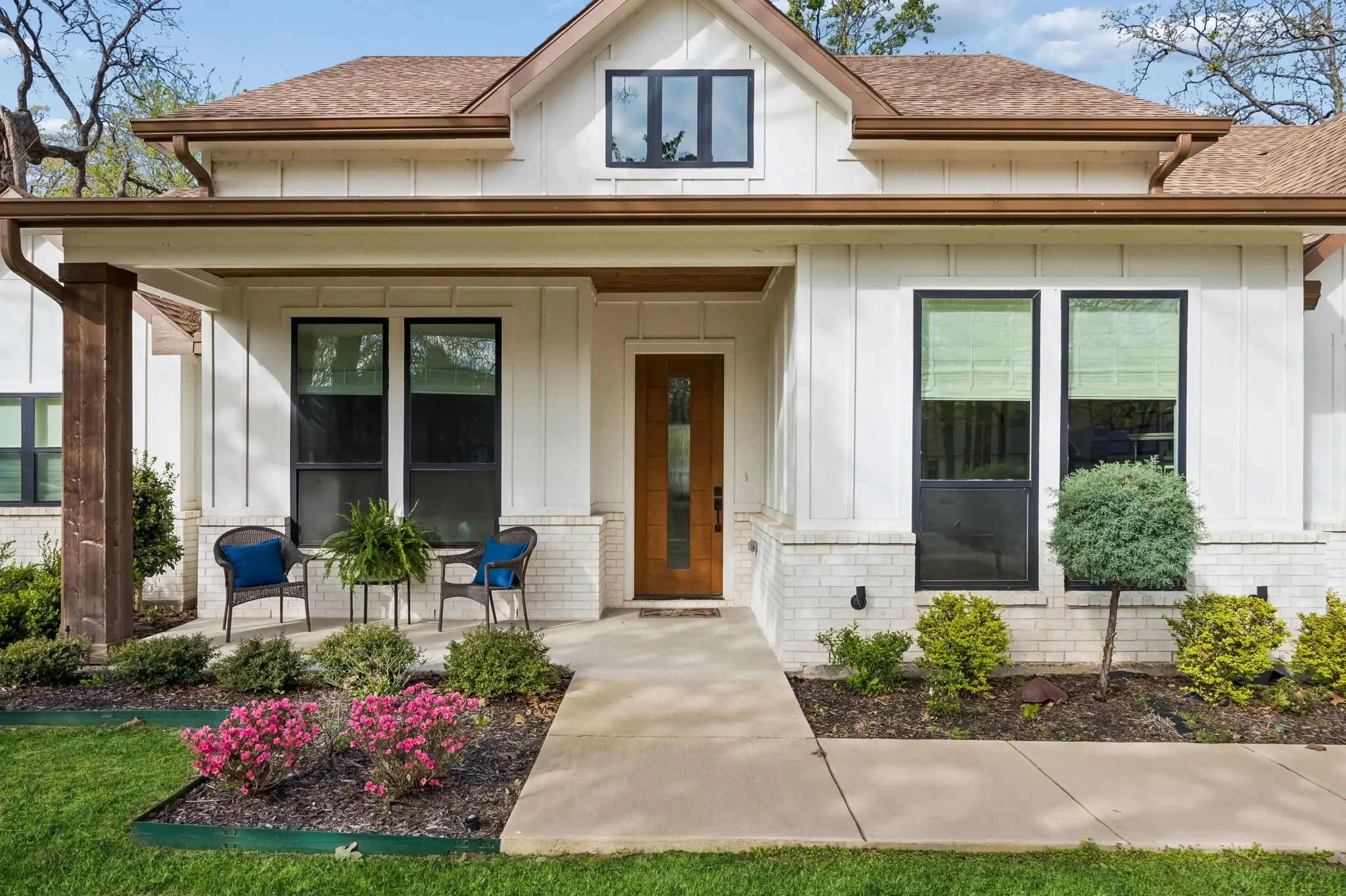 Single Family Residence For Sale in Henderson County , 207 Colonial Drive, Mabank, Texas 75156, 3 Bedroom, 3 Bathroom, 2 Garage spaces, 2,328 Sqft, built in 2022, mls#21384635, Real Estate Agent in Mabank, Homes For Sale in Henderson county, Homes For Sale in Mabank, Realtor in Mabank Texas, Real Estate Brokerage Independent Realty Texas, Luminita Cordes Realtor