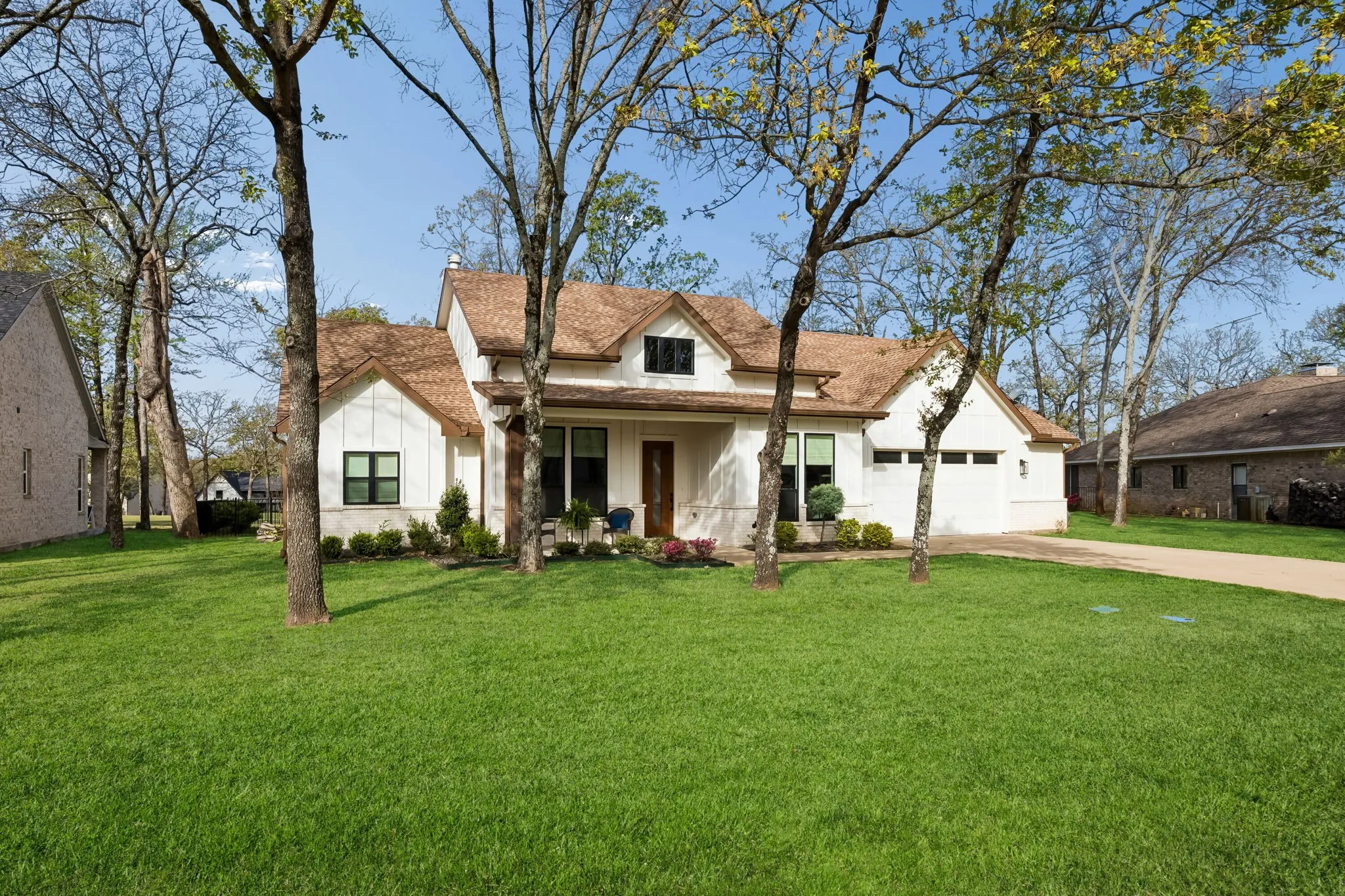 Single Family Residence For Sale in Henderson County , 207 Colonial Drive, Mabank, Texas 75156, 3 Bedroom, 3 Bathroom, 2 Garage spaces, 2,328 Sqft, built in 2022, mls#21384635, Real Estate Agent in Mabank, Homes For Sale in Henderson county, Homes For Sale in Mabank, Realtor in Mabank Texas, Real Estate Brokerage Independent Realty Texas, Luminita Cordes Realtor