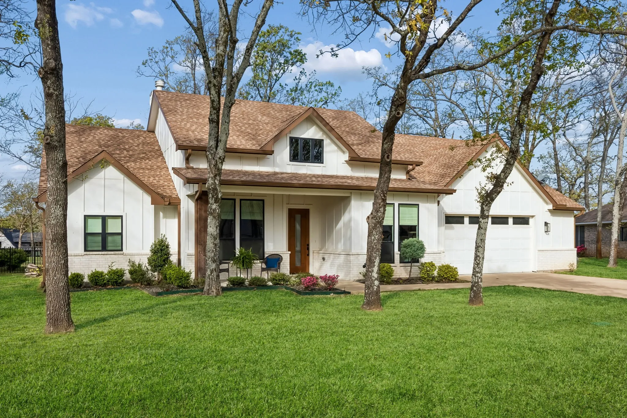 Single Family Residence For Sale in Henderson County , 207 Colonial Drive, Mabank, Texas 75156, 3 Bedroom, 3 Bathroom, 2 Garage spaces, 2,328 Sqft, built in 2022, mls#21384635, Real Estate Agent in Mabank, Homes For Sale in Henderson county, Homes For Sale in Mabank, Realtor in Mabank Texas, Real Estate Brokerage Independent Realty Texas, Luminita Cordes Realtor