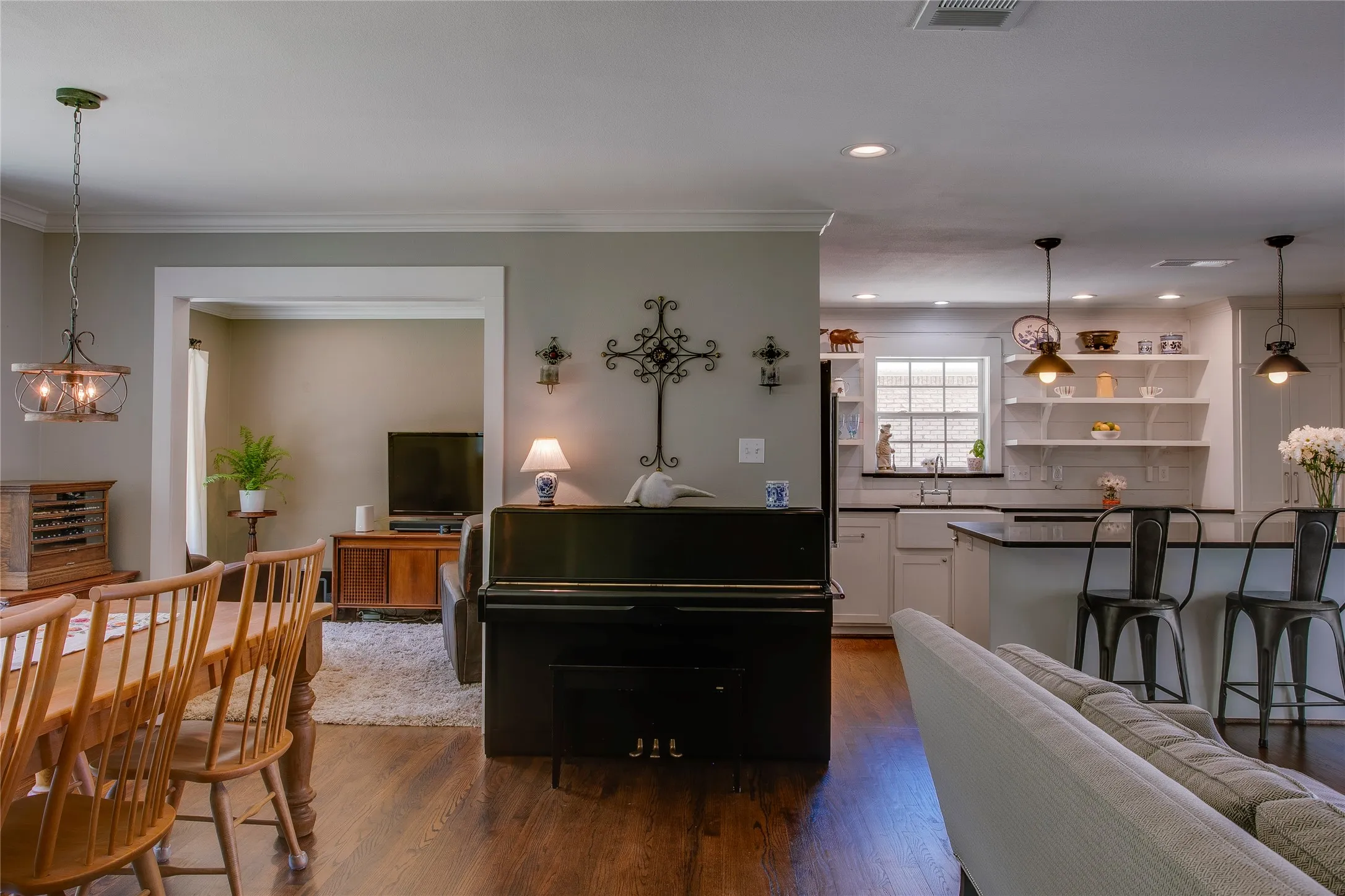 Single Family Residence For Sale in Dallas County , 6221 Town Hill Lane, Dallas, Texas 75214, 3 Bedroom, 2 Bathroom, 2 Garage spaces, 1,762 Sqft, built in 1956, mls#21383318, Real Estate Agent in Dallas, Homes For Sale in Dallas county, Homes For Sale in Dallas, Realtor in Dallas Texas, Real Estate Brokerage Independent Realty Texas, Luminita Cordes Realtor