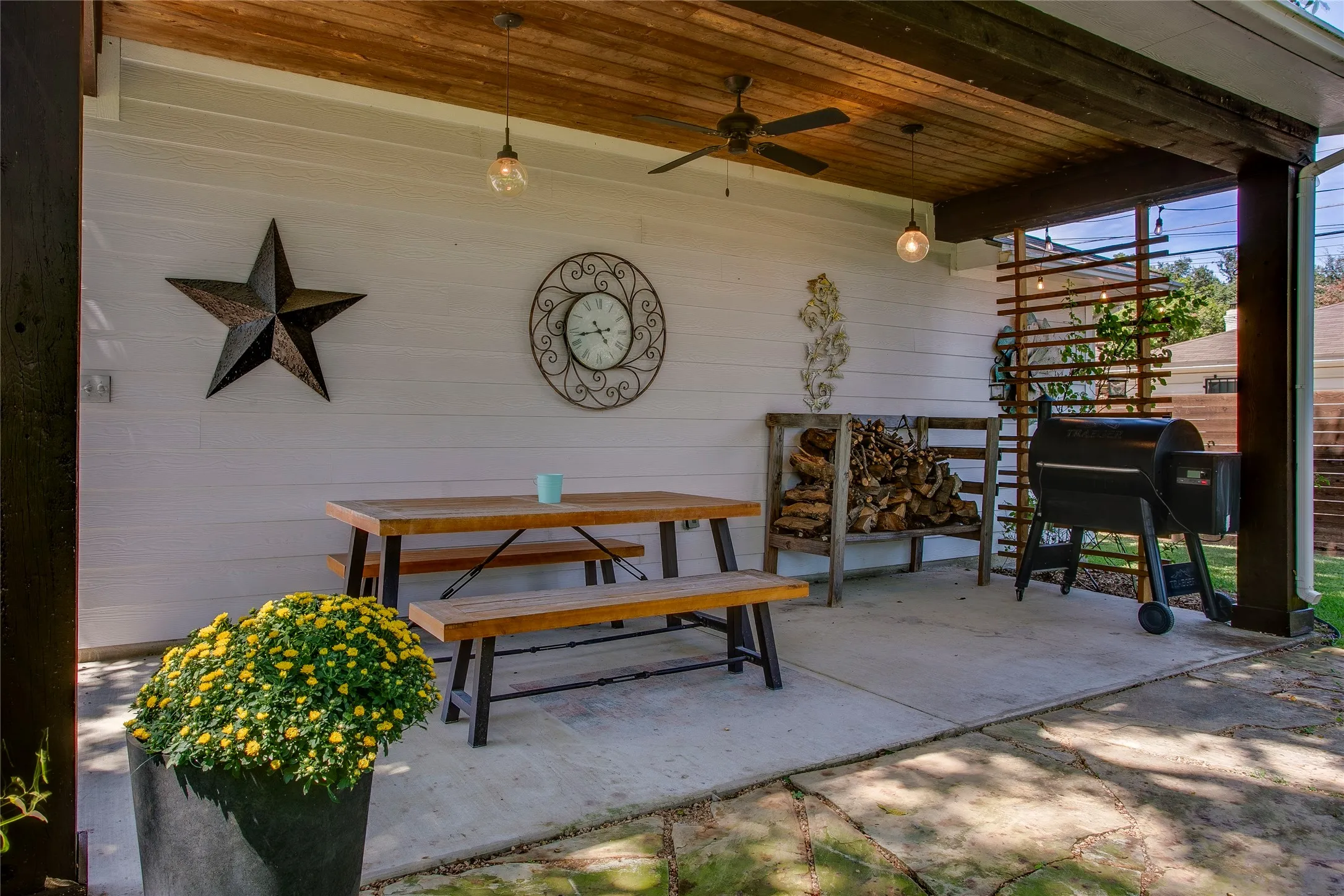 Single Family Residence For Sale in Dallas County , 6221 Town Hill Lane, Dallas, Texas 75214, 3 Bedroom, 2 Bathroom, 2 Garage spaces, 1,762 Sqft, built in 1956, mls#21383318, Real Estate Agent in Dallas, Homes For Sale in Dallas county, Homes For Sale in Dallas, Realtor in Dallas Texas, Real Estate Brokerage Independent Realty Texas, Luminita Cordes Realtor