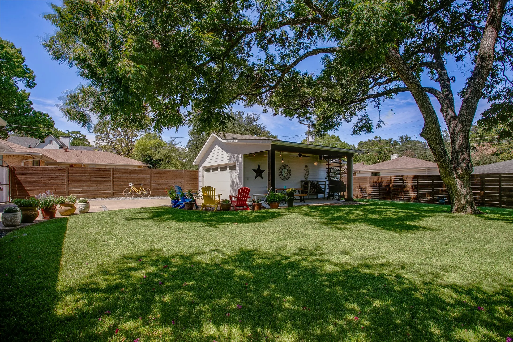 Single Family Residence For Sale in Dallas County , 6221 Town Hill Lane, Dallas, Texas 75214, 3 Bedroom, 2 Bathroom, 2 Garage spaces, 1,762 Sqft, built in 1956, mls#21383318, Real Estate Agent in Dallas, Homes For Sale in Dallas county, Homes For Sale in Dallas, Realtor in Dallas Texas, Real Estate Brokerage Independent Realty Texas, Luminita Cordes Realtor