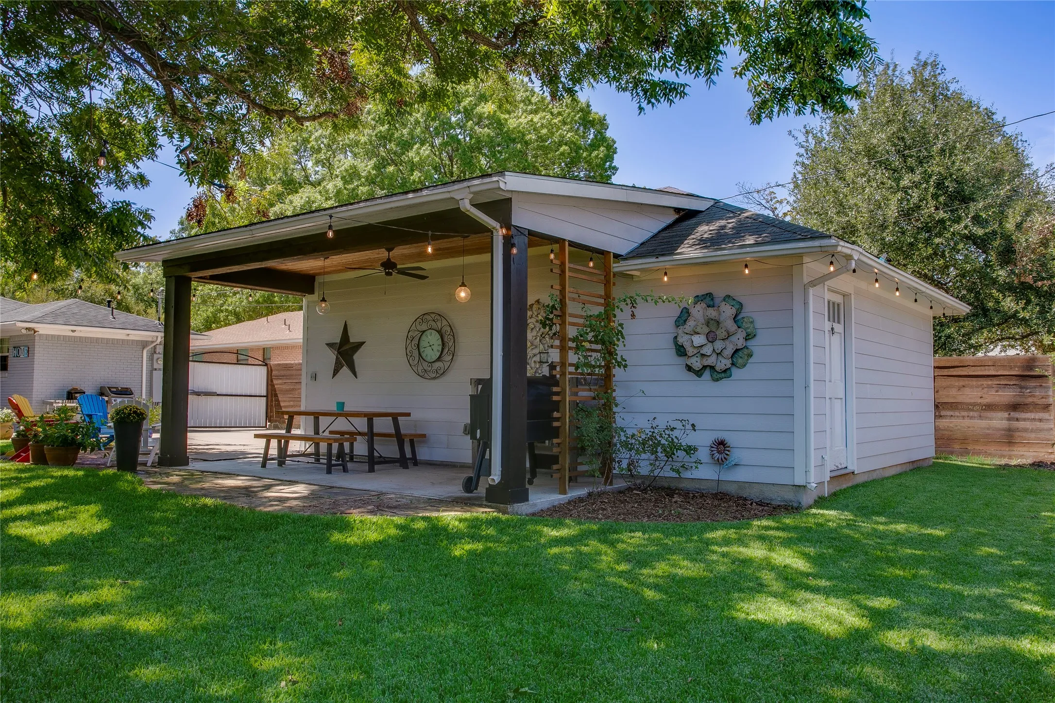 Single Family Residence For Sale in Dallas County , 6221 Town Hill Lane, Dallas, Texas 75214, 3 Bedroom, 2 Bathroom, 2 Garage spaces, 1,762 Sqft, built in 1956, mls#21383318, Real Estate Agent in Dallas, Homes For Sale in Dallas county, Homes For Sale in Dallas, Realtor in Dallas Texas, Real Estate Brokerage Independent Realty Texas, Luminita Cordes Realtor