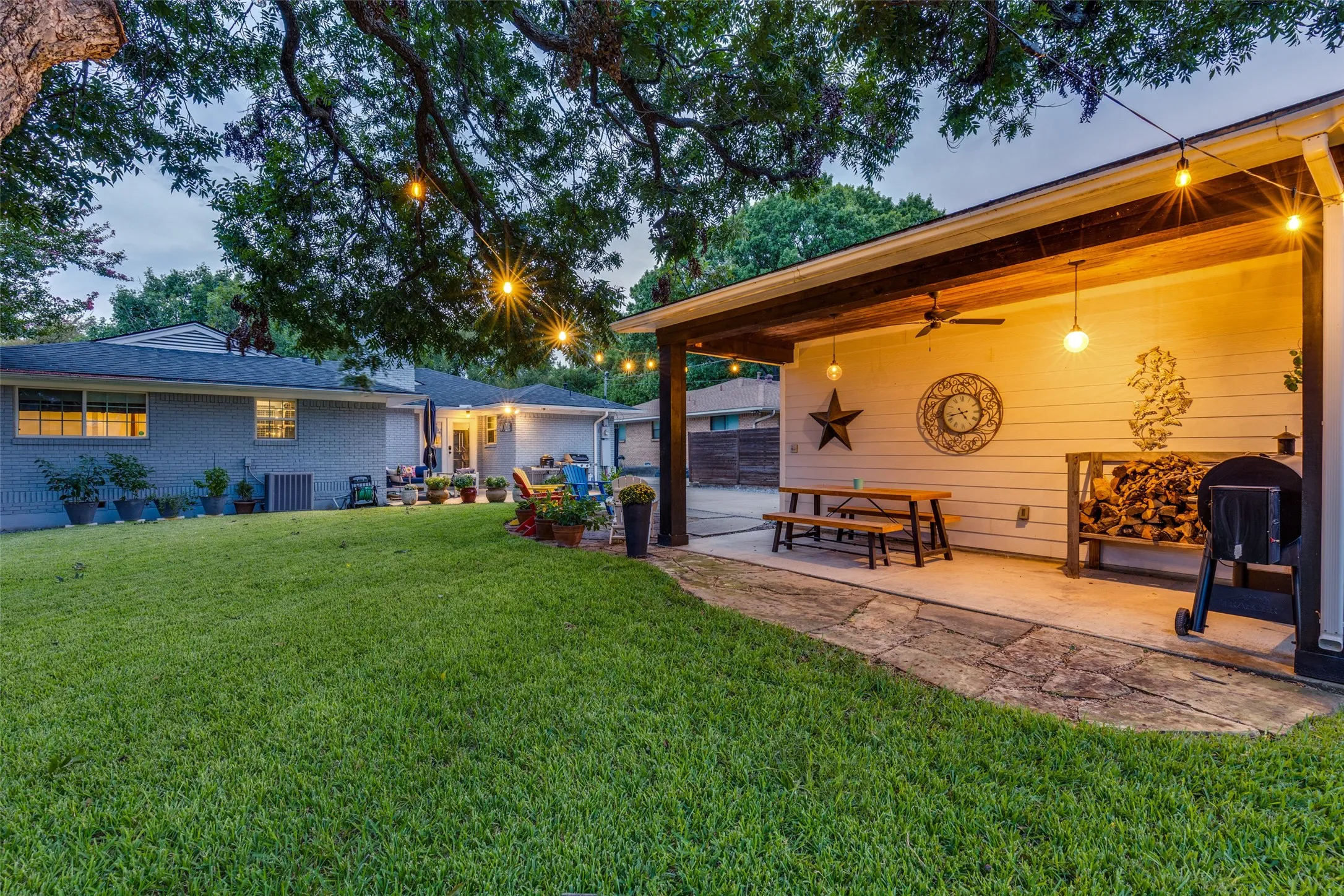 Single Family Residence For Sale in Dallas County , 6221 Town Hill Lane, Dallas, Texas 75214, 3 Bedroom, 2 Bathroom, 2 Garage spaces, 1,762 Sqft, built in 1956, mls#21383318, Real Estate Agent in Dallas, Homes For Sale in Dallas county, Homes For Sale in Dallas, Realtor in Dallas Texas, Real Estate Brokerage Independent Realty Texas, Luminita Cordes Realtor