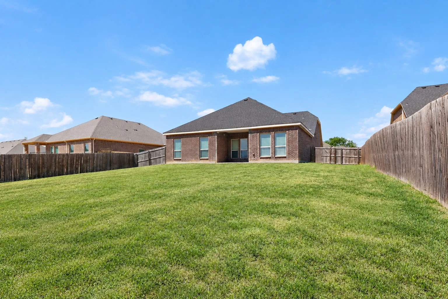 Single Family Residence For Sale in Denton County , 540 Winnetka Drive, Oak Point, Texas 75068, 3 Bedroom, 2 Bathroom, 2 Garage spaces, 2,074 Sqft, built in 2017, mls#21383701, Real Estate Agent in Oak Point, Homes For Sale in Denton county, Homes For Sale in Oak Point, Realtor in Oak Point Texas, Real Estate Brokerage Independent Realty Texas, Luminita Cordes Realtor