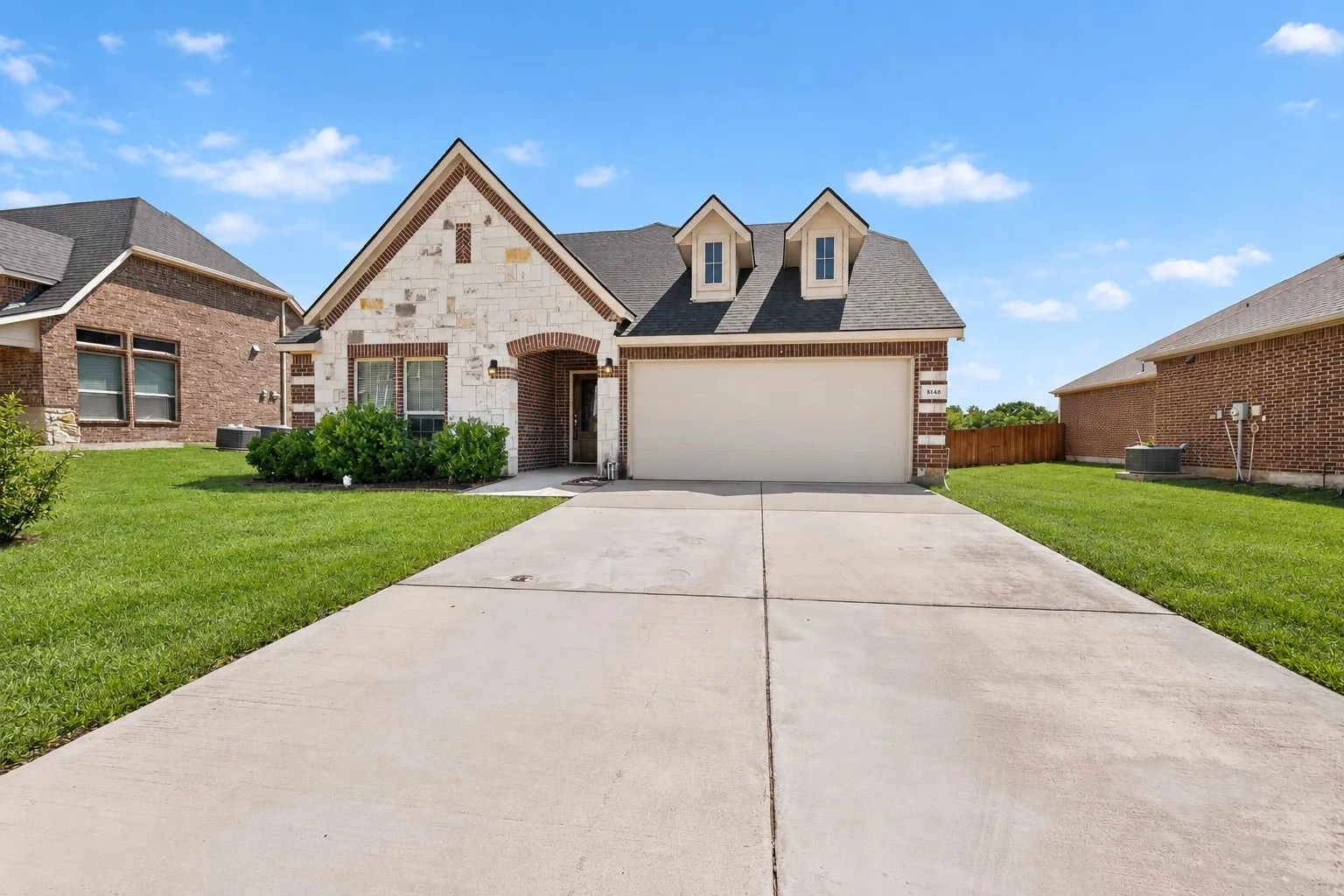 Single Family Residence For Sale in Denton County , 540 Winnetka Drive, Oak Point, Texas 75068, 3 Bedroom, 2 Bathroom, 2 Garage spaces, 2,074 Sqft, built in 2017, mls#21383701, Real Estate Agent in Oak Point, Homes For Sale in Denton county, Homes For Sale in Oak Point, Realtor in Oak Point Texas, Real Estate Brokerage Independent Realty Texas, Luminita Cordes Realtor