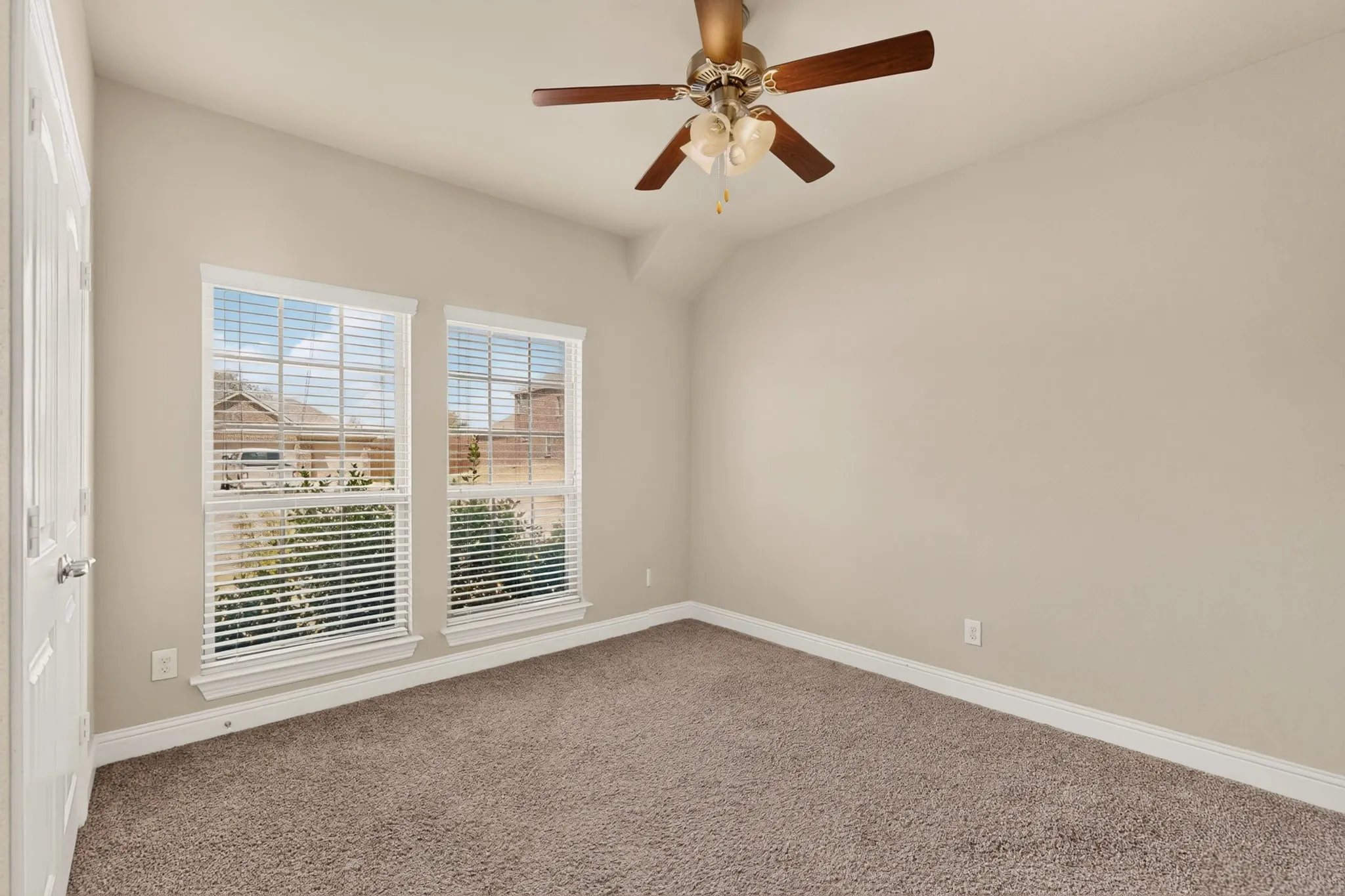 Single Family Residence For Sale in Denton County , 540 Winnetka Drive, Oak Point, Texas 75068, 3 Bedroom, 2 Bathroom, 2 Garage spaces, 2,074 Sqft, built in 2017, mls#21383701, Real Estate Agent in Oak Point, Homes For Sale in Denton county, Homes For Sale in Oak Point, Realtor in Oak Point Texas, Real Estate Brokerage Independent Realty Texas, Luminita Cordes Realtor