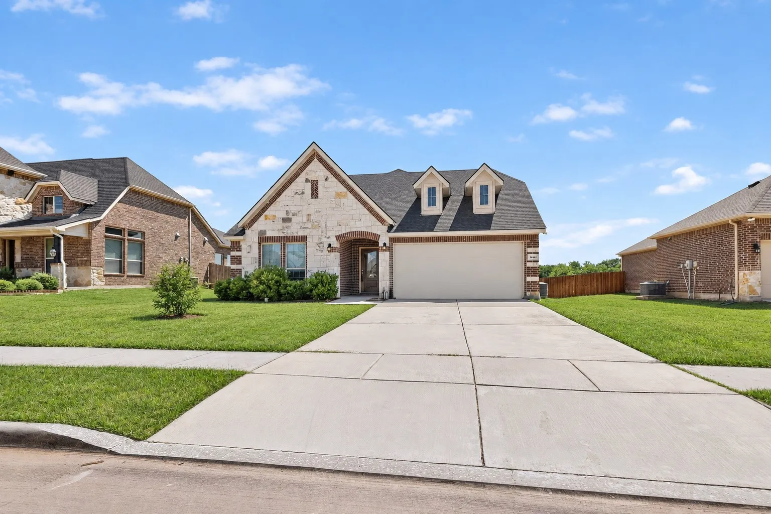 Single Family Residence For Sale in Denton County , 540 Winnetka Drive, Oak Point, Texas 75068, 3 Bedroom, 2 Bathroom, 2 Garage spaces, 2,074 Sqft, built in 2017, mls#21383701, Real Estate Agent in Oak Point, Homes For Sale in Denton county, Homes For Sale in Oak Point, Realtor in Oak Point Texas, Real Estate Brokerage Independent Realty Texas, Luminita Cordes Realtor
