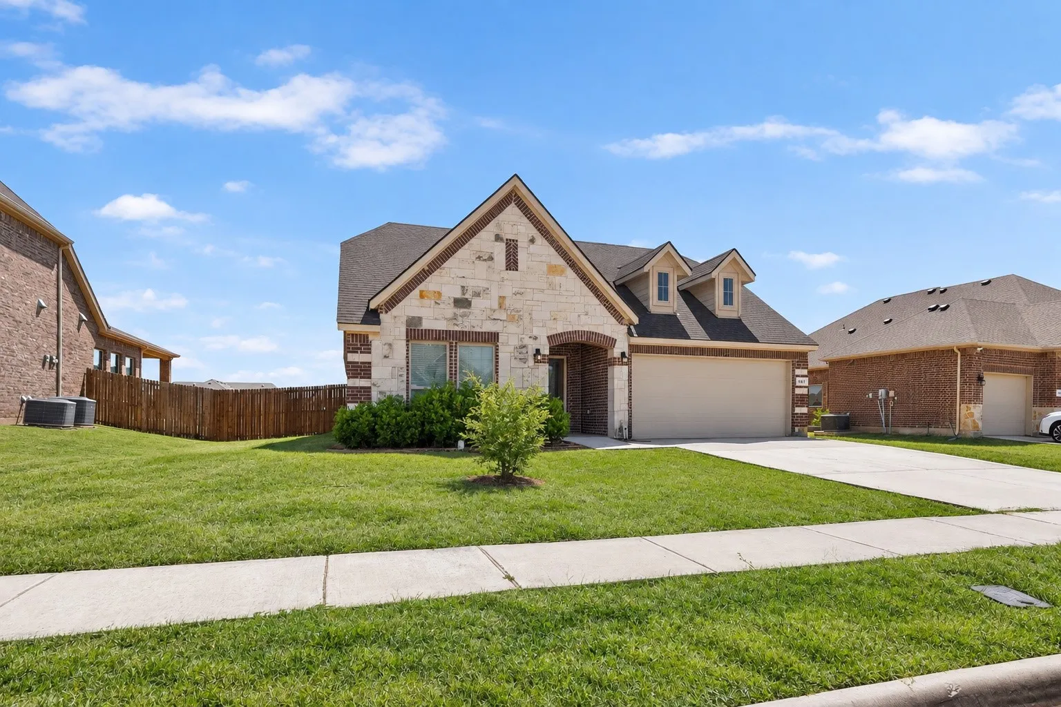 Single Family Residence For Sale in Denton County , 540 Winnetka Drive, Oak Point, Texas 75068, 3 Bedroom, 2 Bathroom, 2 Garage spaces, 2,074 Sqft, built in 2017, mls#21383701, Real Estate Agent in Oak Point, Homes For Sale in Denton county, Homes For Sale in Oak Point, Realtor in Oak Point Texas, Real Estate Brokerage Independent Realty Texas, Luminita Cordes Realtor