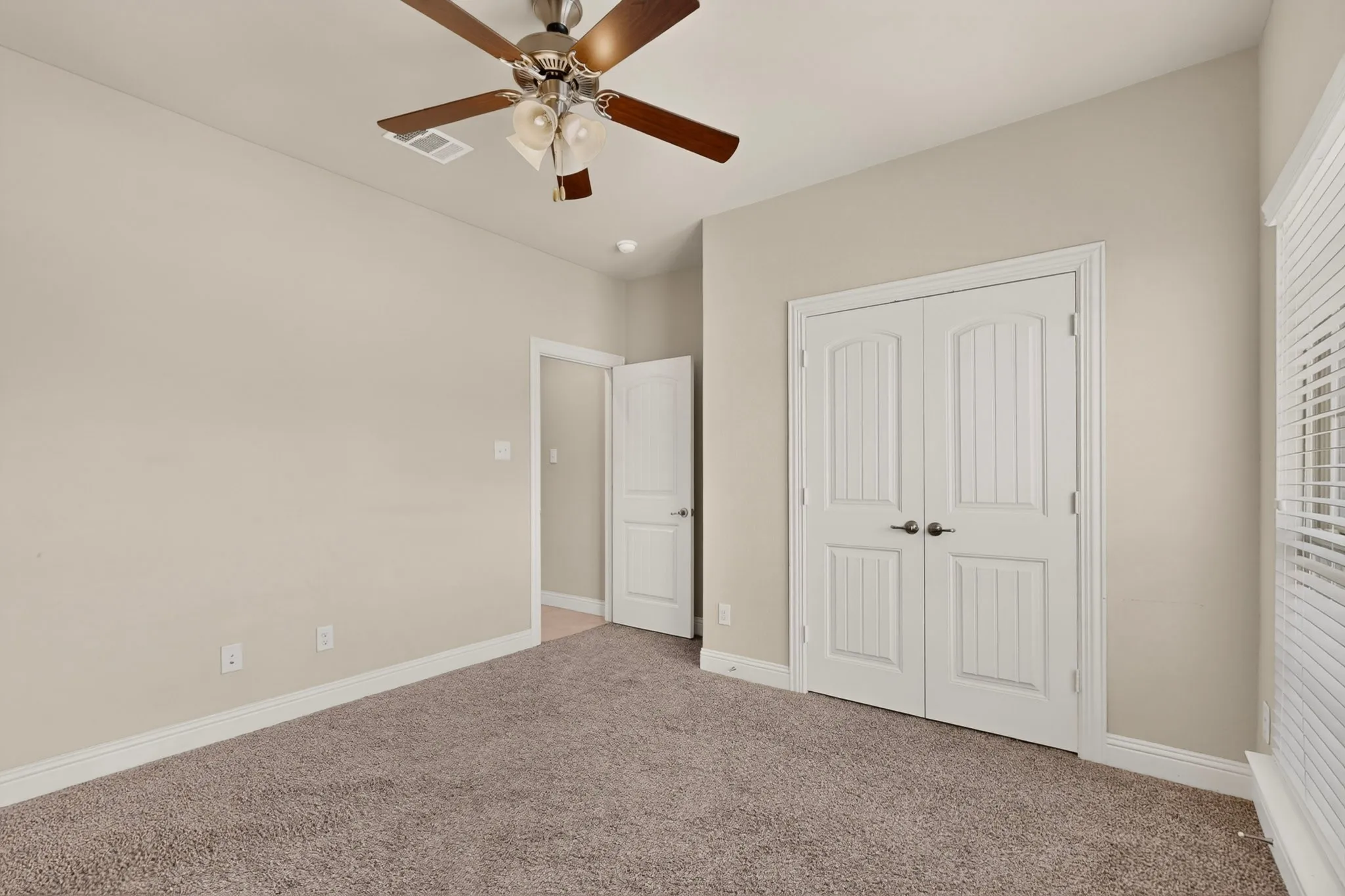 Single Family Residence For Sale in Denton County , 540 Winnetka Drive, Oak Point, Texas 75068, 3 Bedroom, 2 Bathroom, 2 Garage spaces, 2,074 Sqft, built in 2017, mls#21383701, Real Estate Agent in Oak Point, Homes For Sale in Denton county, Homes For Sale in Oak Point, Realtor in Oak Point Texas, Real Estate Brokerage Independent Realty Texas, Luminita Cordes Realtor
