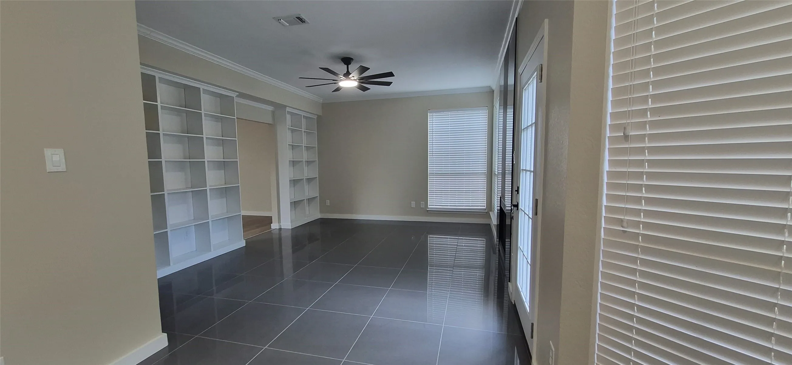 Single Family Residence For Sale in Dallas County , 117 Morningside Drive, Grand Prairie, Texas 75052, 5 Bedroom, 3 Bathroom, 2 Garage spaces, 2,657 Sqft, built in 1990, mls#21384726, Real Estate Agent in Grand Prairie, Homes For Sale in Dallas county, Homes For Sale in Grand Prairie, Realtor in Grand Prairie Texas, Real Estate Brokerage Independent Realty Texas, Luminita Cordes Realtor