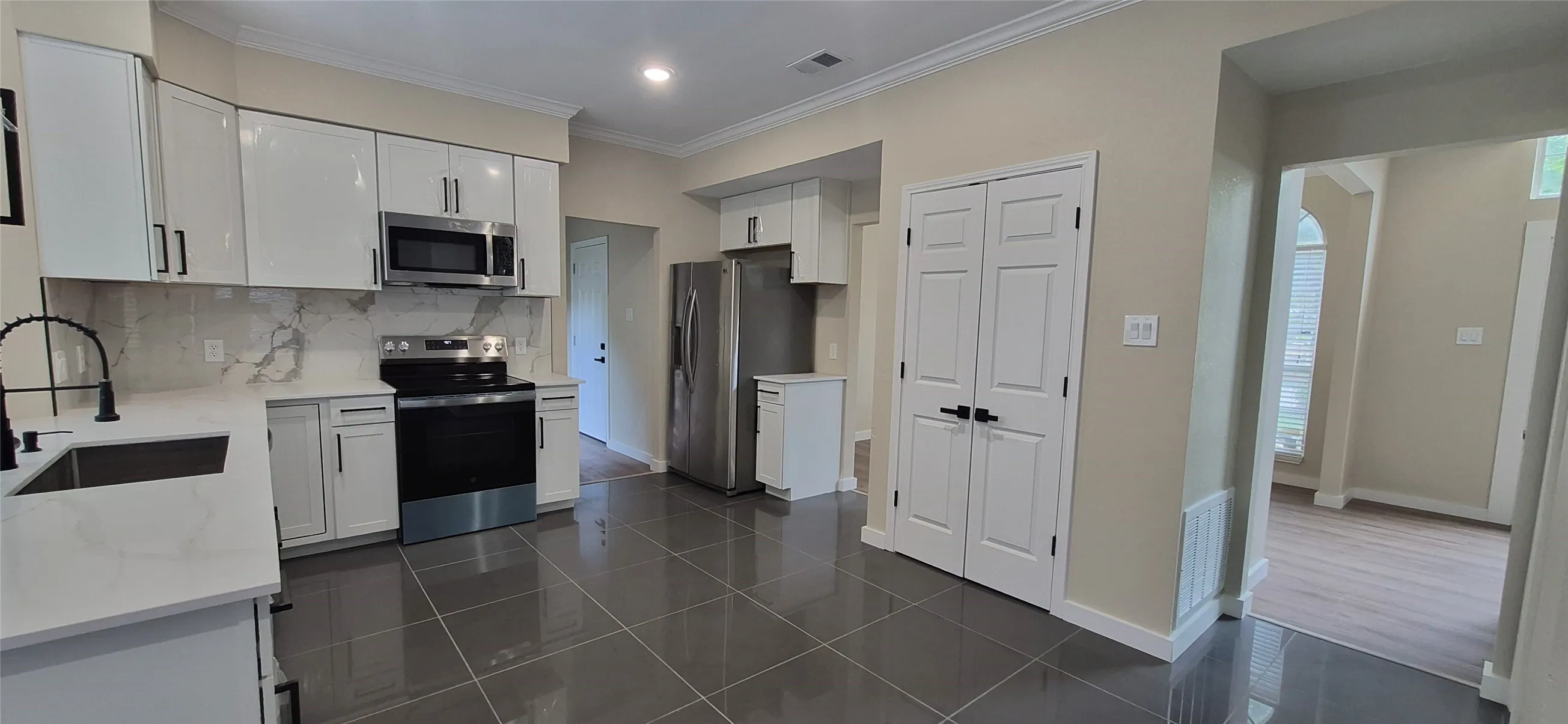 Single Family Residence For Sale in Dallas County , 117 Morningside Drive, Grand Prairie, Texas 75052, 5 Bedroom, 3 Bathroom, 2 Garage spaces, 2,657 Sqft, built in 1990, mls#21384726, Real Estate Agent in Grand Prairie, Homes For Sale in Dallas county, Homes For Sale in Grand Prairie, Realtor in Grand Prairie Texas, Real Estate Brokerage Independent Realty Texas, Luminita Cordes Realtor