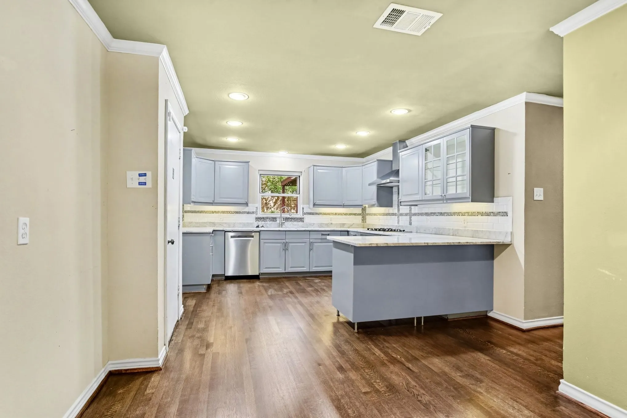 Single Family Residence For Sale in Dallas County , 10035 Woodgrove Drive, Dallas, Texas 75218, 3 Bedroom, 3 Bathroom, 2 Garage spaces, 2,716 Sqft, built in 1955, mls#21375860, Real Estate Agent in Dallas, Homes For Sale in Dallas county, Homes For Sale in Dallas, Realtor in Dallas Texas, Real Estate Brokerage Independent Realty Texas, Luminita Cordes Realtor