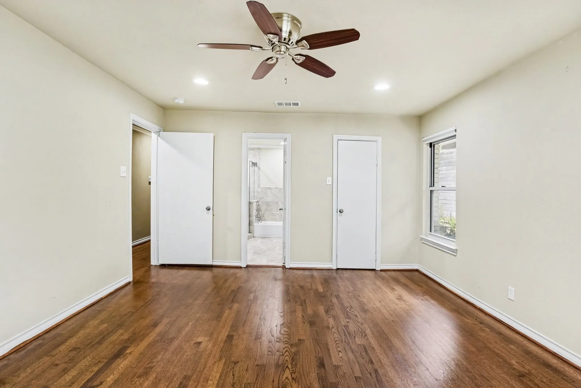 Single Family Residence For Sale in Dallas County , 10035 Woodgrove Drive, Dallas, Texas 75218, 3 Bedroom, 3 Bathroom, 2 Garage spaces, 2,716 Sqft, built in 1955, mls#21375860, Real Estate Agent in Dallas, Homes For Sale in Dallas county, Homes For Sale in Dallas, Realtor in Dallas Texas, Real Estate Brokerage Independent Realty Texas, Luminita Cordes Realtor