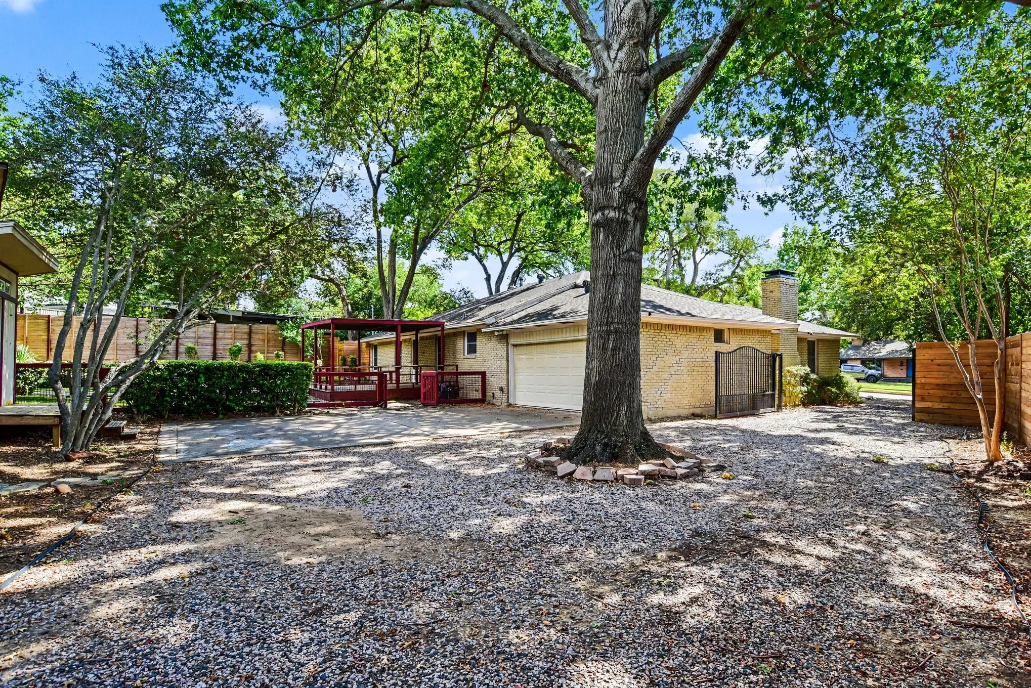 Single Family Residence For Sale in Dallas County , 10035 Woodgrove Drive, Dallas, Texas 75218, 3 Bedroom, 3 Bathroom, 2 Garage spaces, 2,716 Sqft, built in 1955, mls#21375860, Real Estate Agent in Dallas, Homes For Sale in Dallas county, Homes For Sale in Dallas, Realtor in Dallas Texas, Real Estate Brokerage Independent Realty Texas, Luminita Cordes Realtor