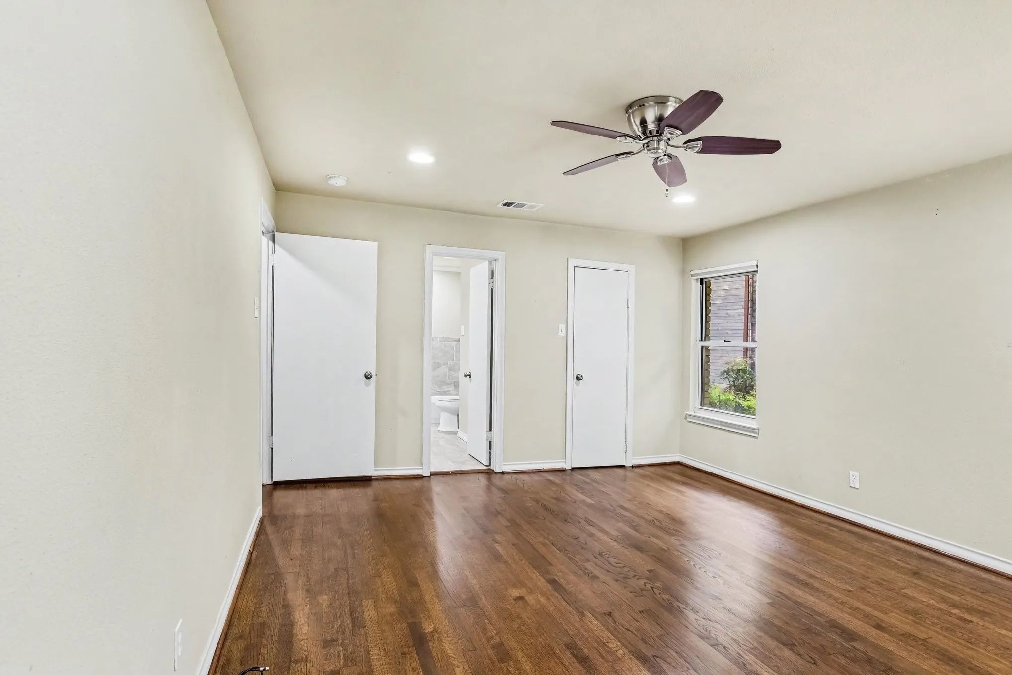 Single Family Residence For Sale in Dallas County , 10035 Woodgrove Drive, Dallas, Texas 75218, 3 Bedroom, 3 Bathroom, 2 Garage spaces, 2,716 Sqft, built in 1955, mls#21375860, Real Estate Agent in Dallas, Homes For Sale in Dallas county, Homes For Sale in Dallas, Realtor in Dallas Texas, Real Estate Brokerage Independent Realty Texas, Luminita Cordes Realtor