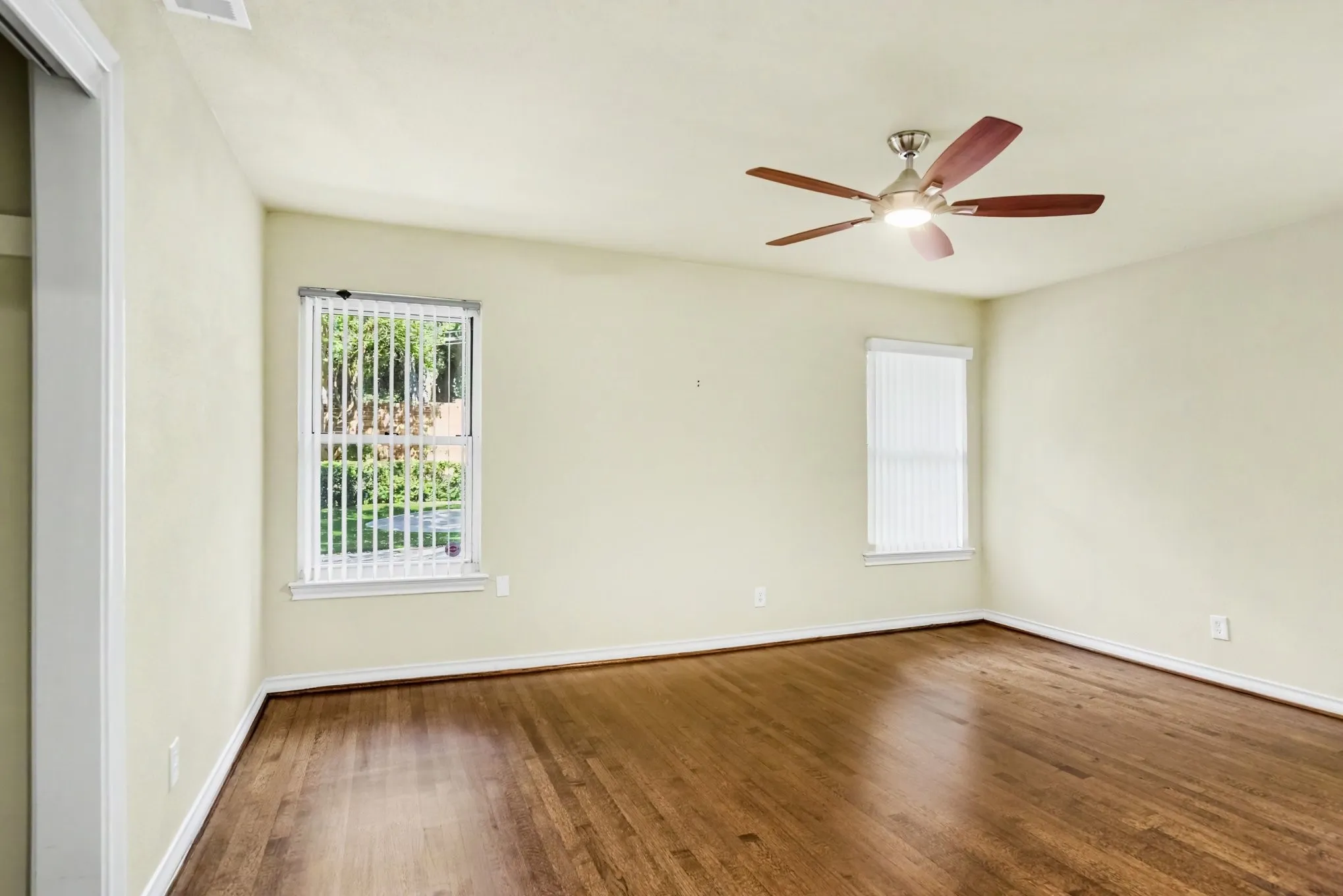 Single Family Residence For Sale in Dallas County , 10035 Woodgrove Drive, Dallas, Texas 75218, 3 Bedroom, 3 Bathroom, 2 Garage spaces, 2,716 Sqft, built in 1955, mls#21375860, Real Estate Agent in Dallas, Homes For Sale in Dallas county, Homes For Sale in Dallas, Realtor in Dallas Texas, Real Estate Brokerage Independent Realty Texas, Luminita Cordes Realtor