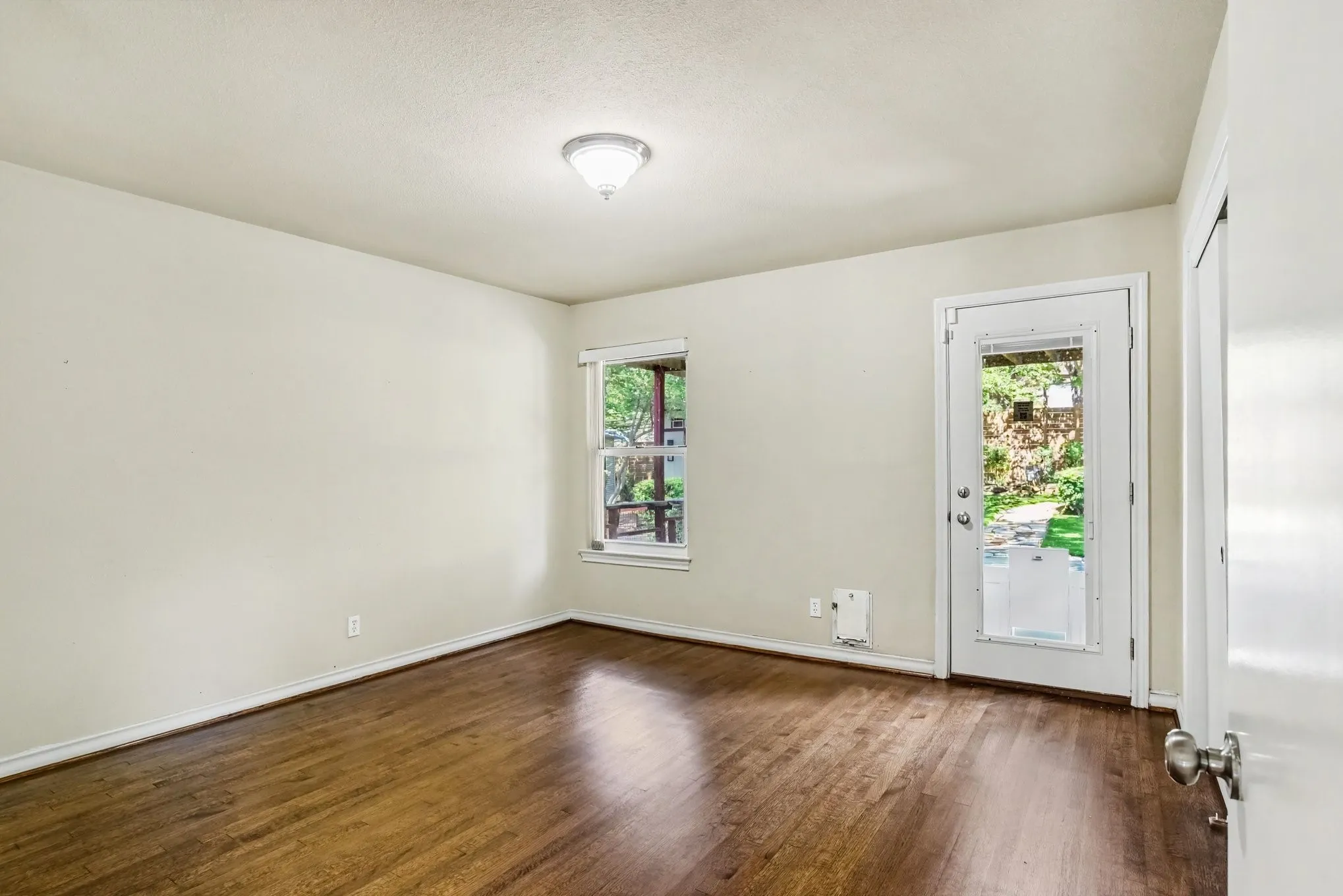 Single Family Residence For Sale in Dallas County , 10035 Woodgrove Drive, Dallas, Texas 75218, 3 Bedroom, 3 Bathroom, 2 Garage spaces, 2,716 Sqft, built in 1955, mls#21375860, Real Estate Agent in Dallas, Homes For Sale in Dallas county, Homes For Sale in Dallas, Realtor in Dallas Texas, Real Estate Brokerage Independent Realty Texas, Luminita Cordes Realtor